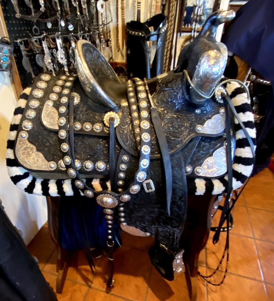 Vers la fin des années 1920 - début des années 1930. Il est entièrement fabriqué par Bohlin et marqué, y compris la selle, la têtière et le collier de poitrail. Tous les produits sont fabriqués à Hollywood en Californie. Le seul élément non-Bohlin