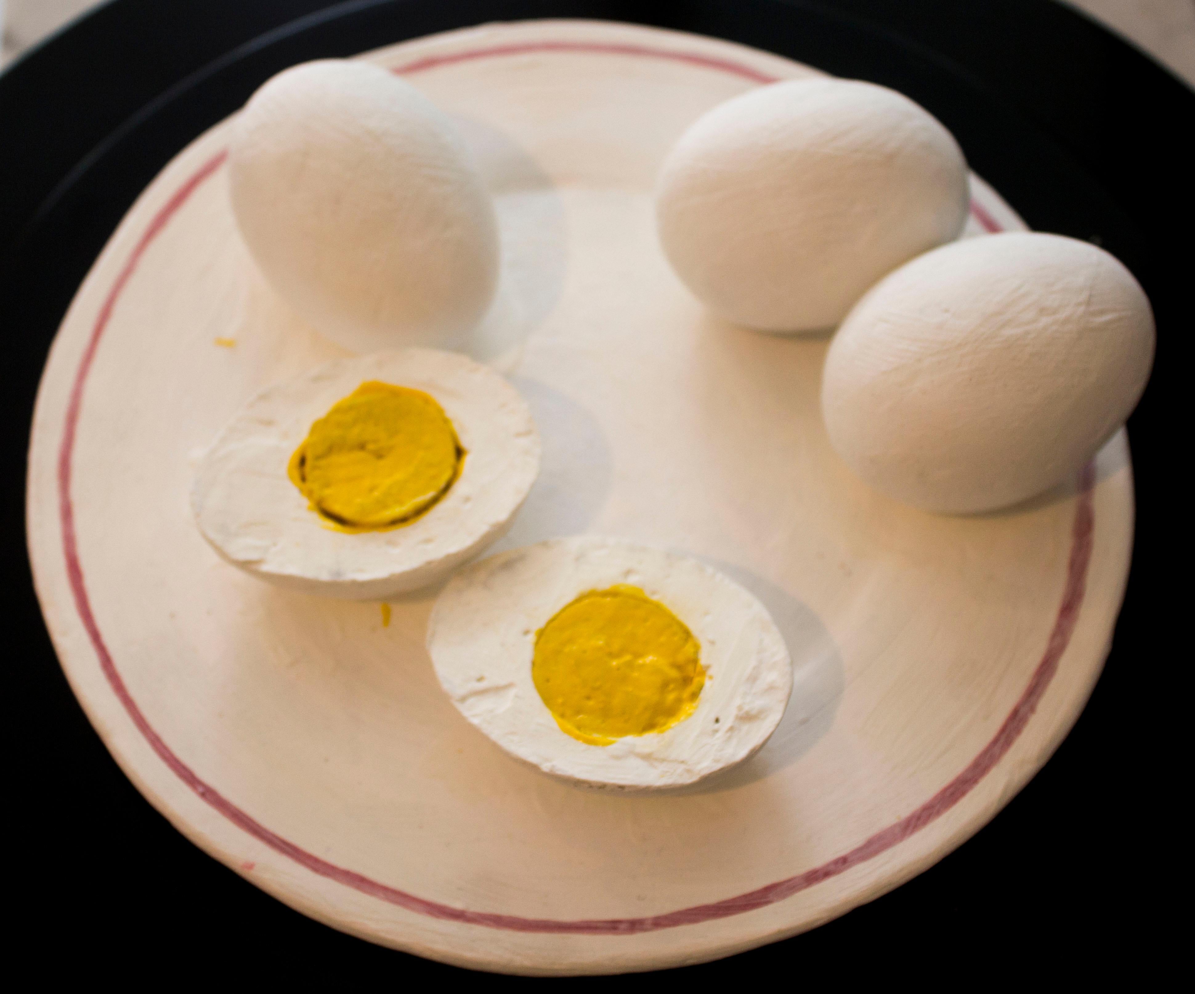 Pintura de cuatro huevos duros en un plato - Painting by Eduardo Costa