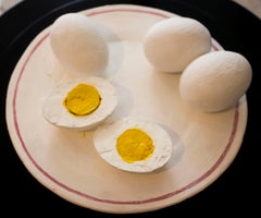 Pintura de cuatro huevos duros en un plato