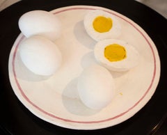 Pintura de vier huevos duros en un plato