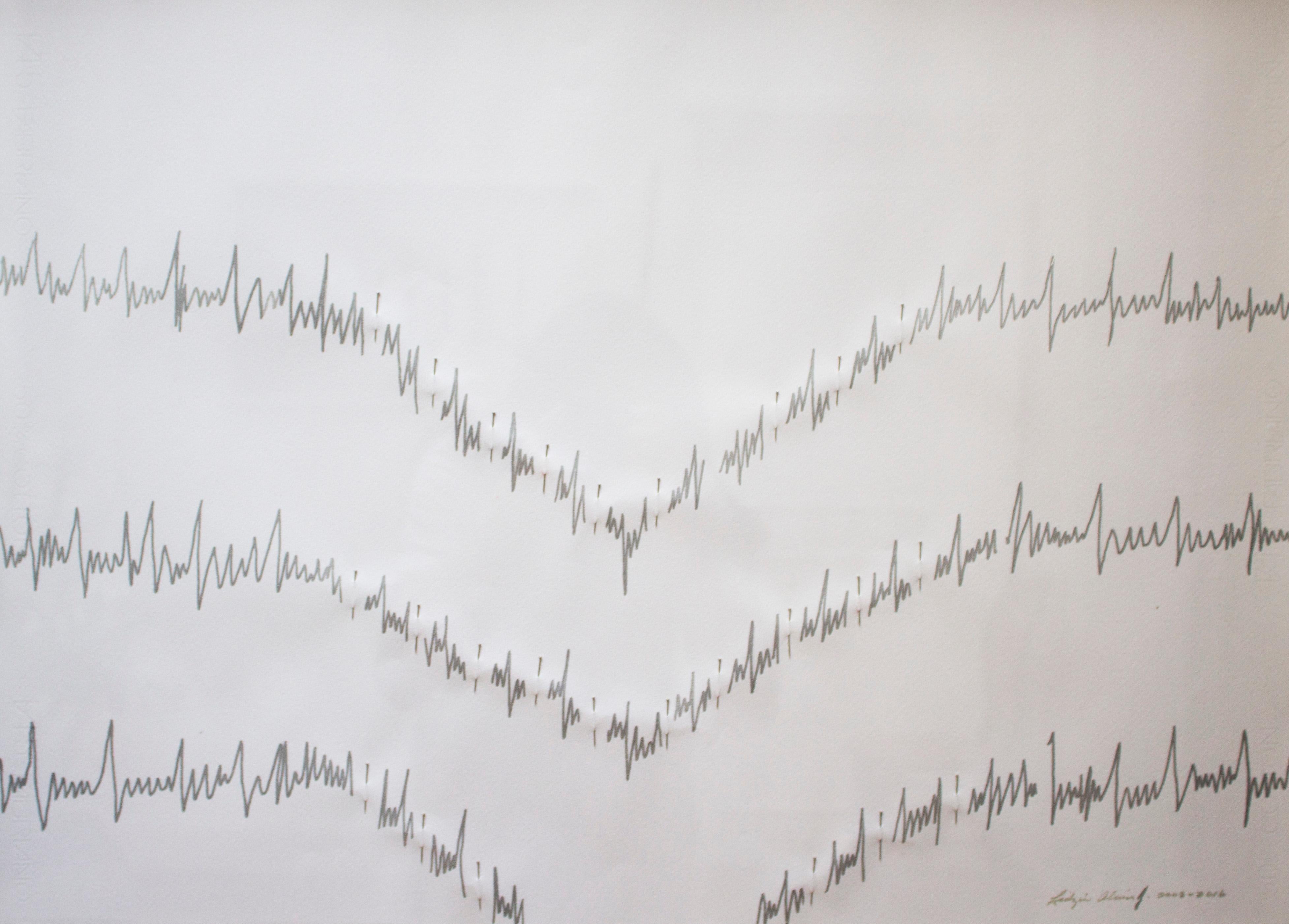 Pins, Rhythmus, Anstecknadeln – Mixed Media Art von Lidzie Alvisa