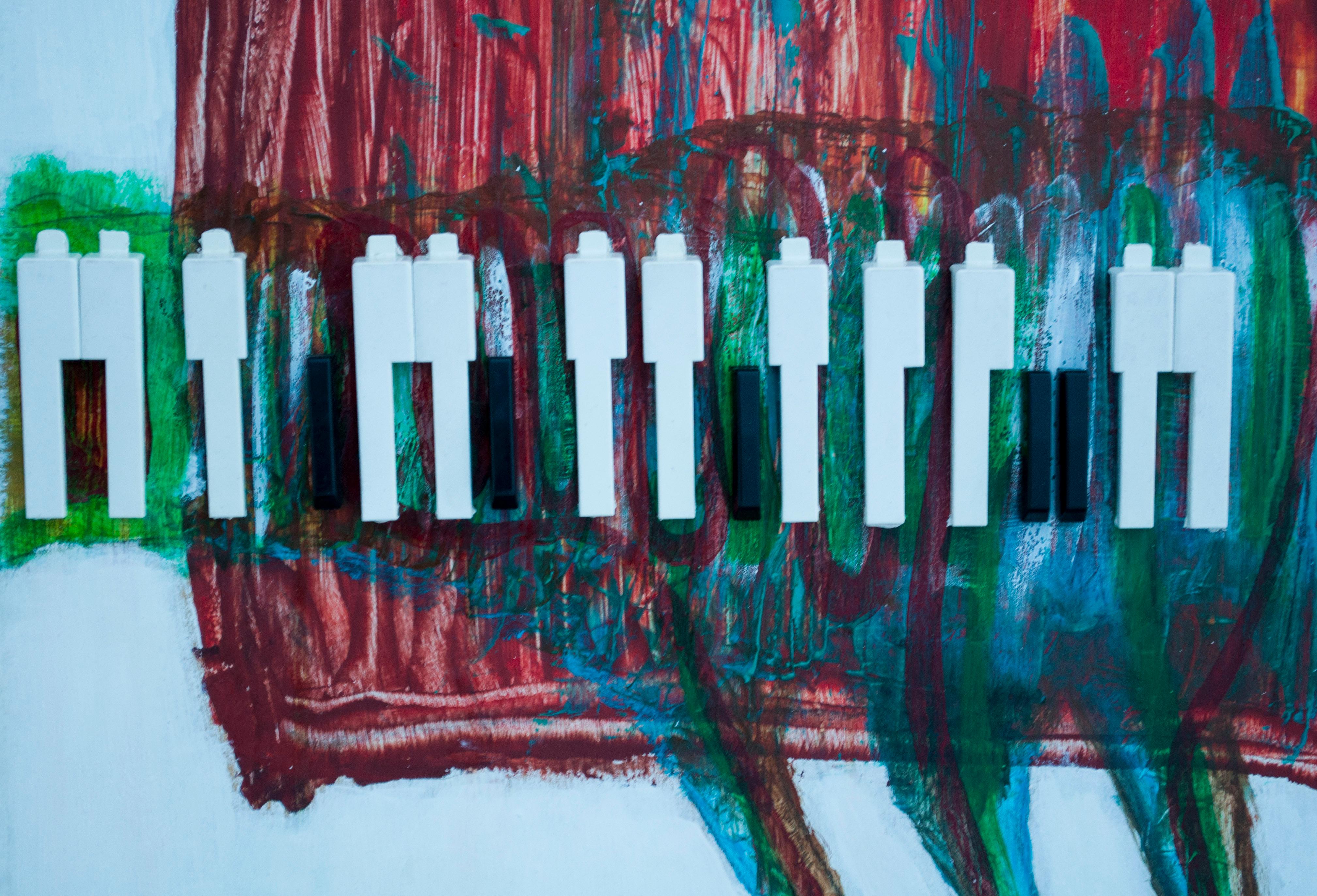 #fantastico #zoologia #testo #piano #keya #suono #musica   #colore  #cane #animale
Miguel Villafuerte (Quito 1991) graphic designer e artista visivo, litiratura, editoriale. 
l'opera si interroga sulle possibilità del suono nella pittura con veri