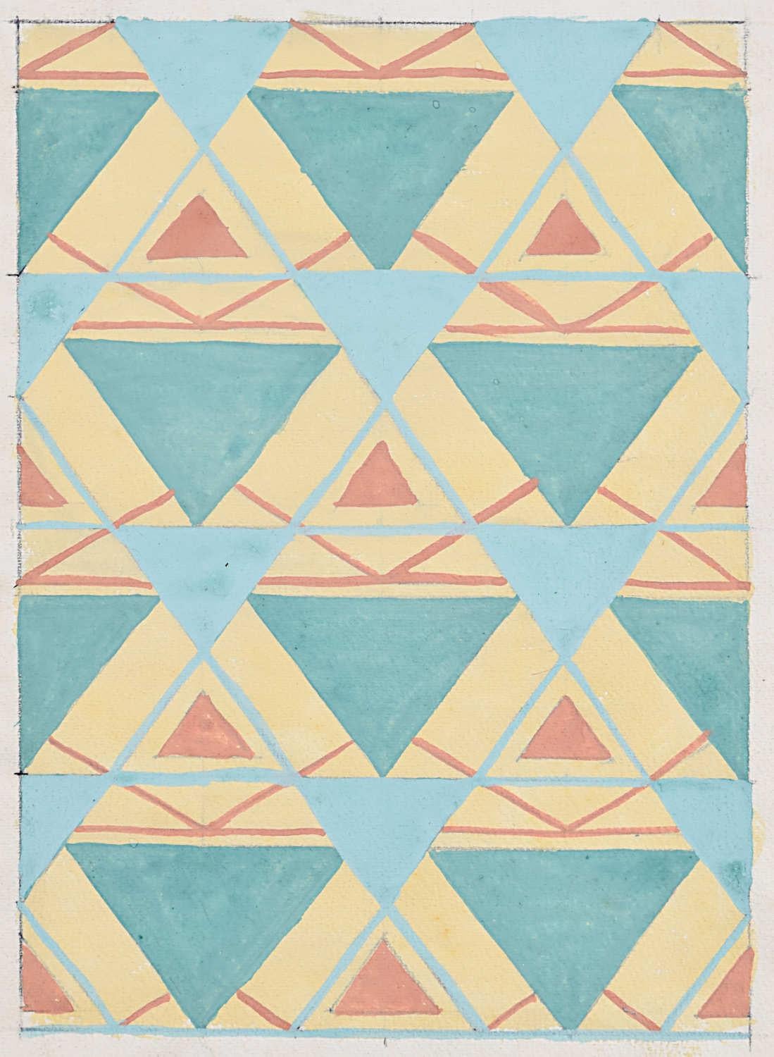 Genevive Moreau (francese, nata all'inizio del XX secolo)
Design per Fabrice - Triangoli in verde, blu e terracotta (c.C. 1925)
Guazzo
22 x 16 cm

Firmato a matita; da un piccolo portfolio di disegni ben eseguiti dell'artista che abbiamo elencato,