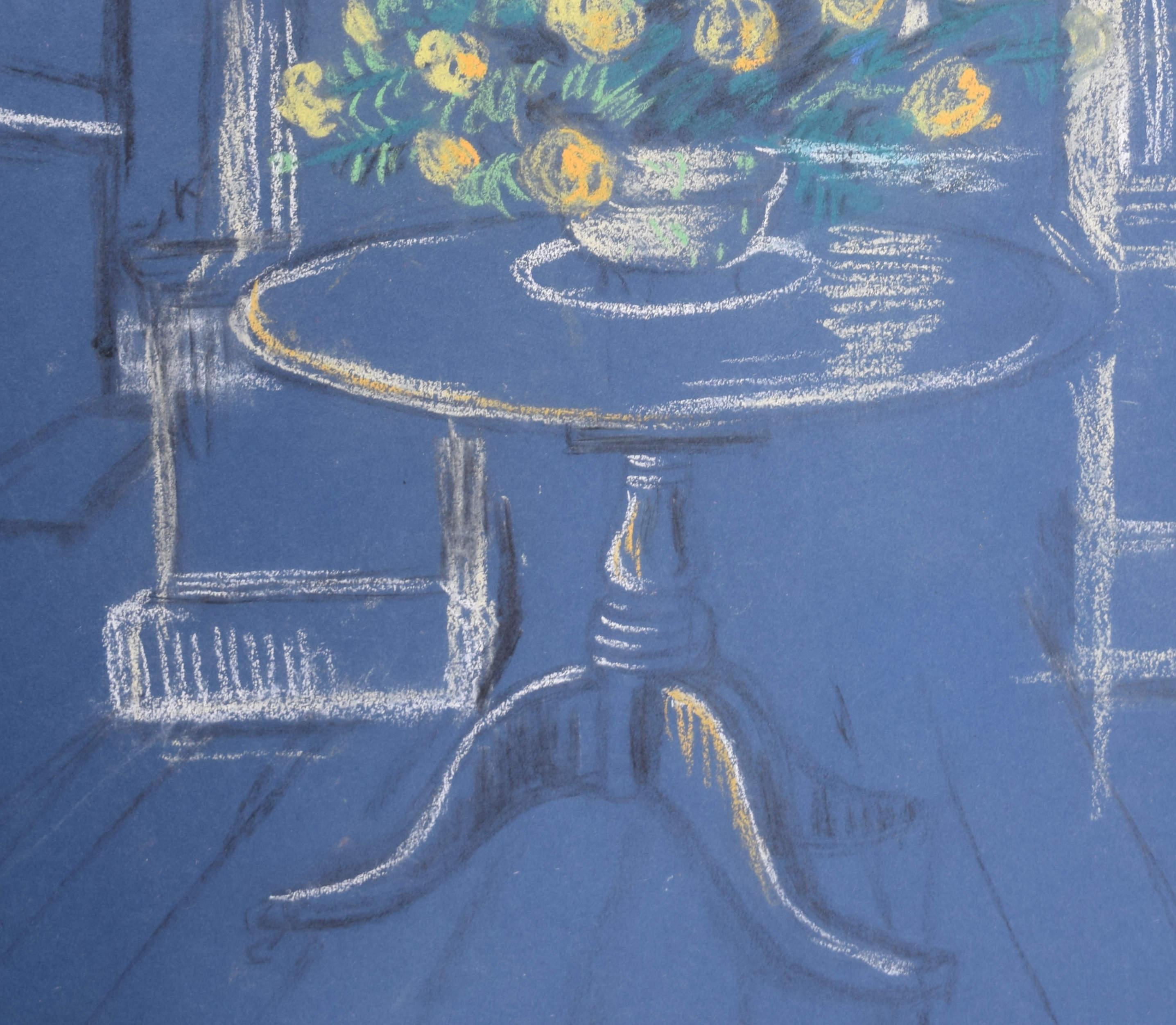 Blumen auf einem Tisch, Stillleben-Kreidezeichnung von Hilary Hennes im Angebot 1
