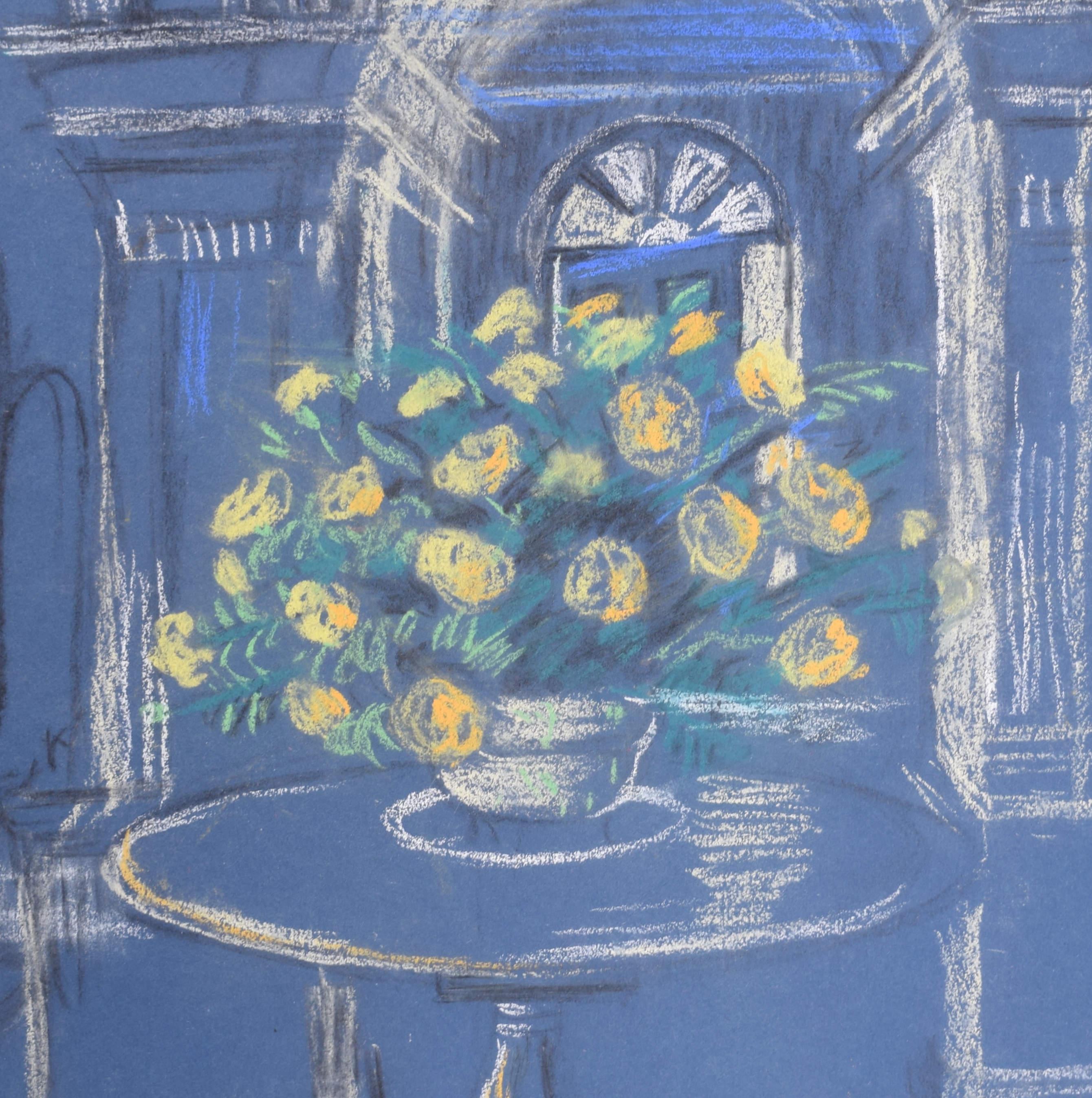 Blumen auf einem Tisch, Stillleben-Kreidezeichnung von Hilary Hennes im Angebot 2