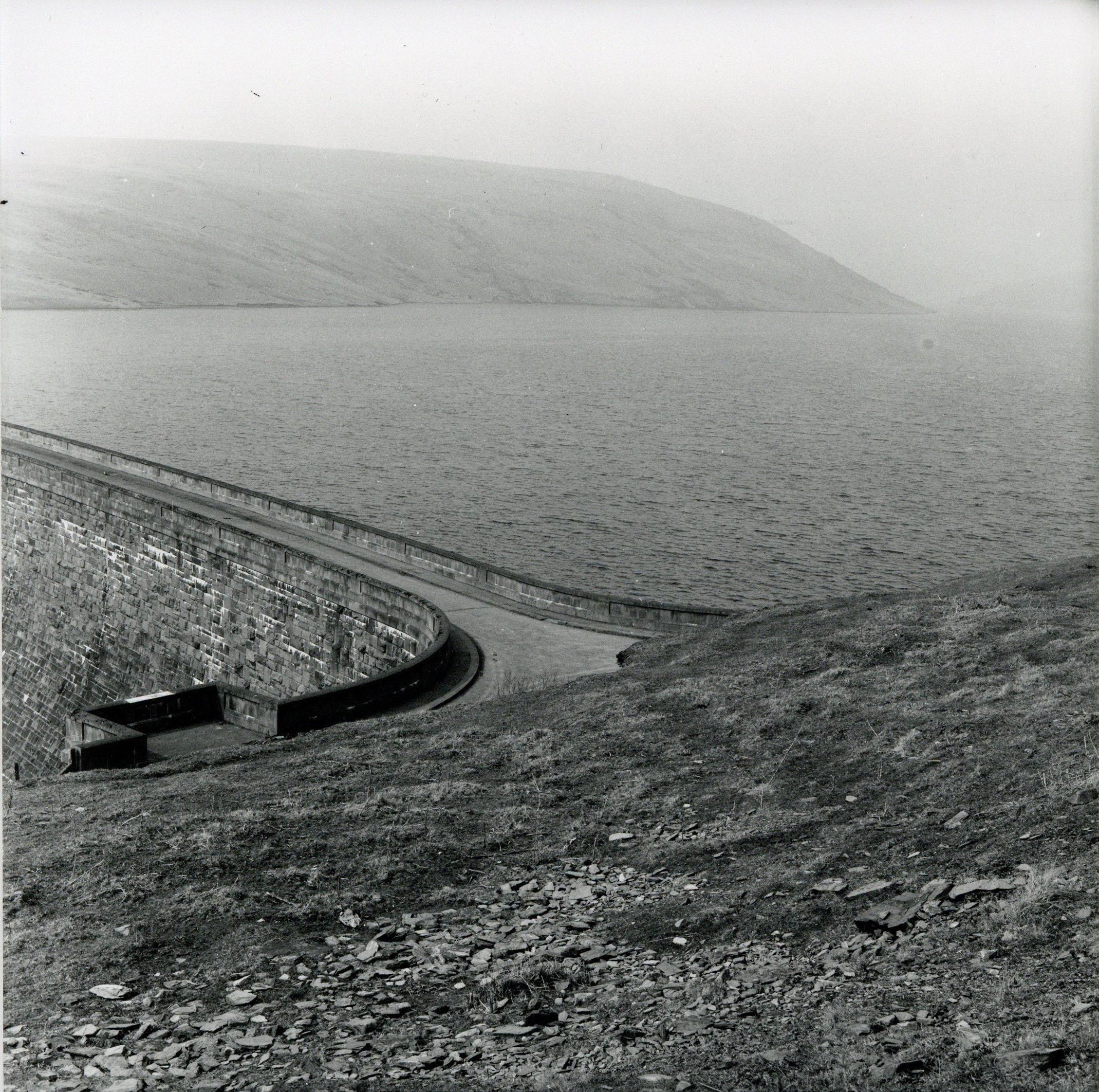 Impression photographique à la gélatine argentique Rosemary Ellis Dam V pour livre : Pipes and Wires