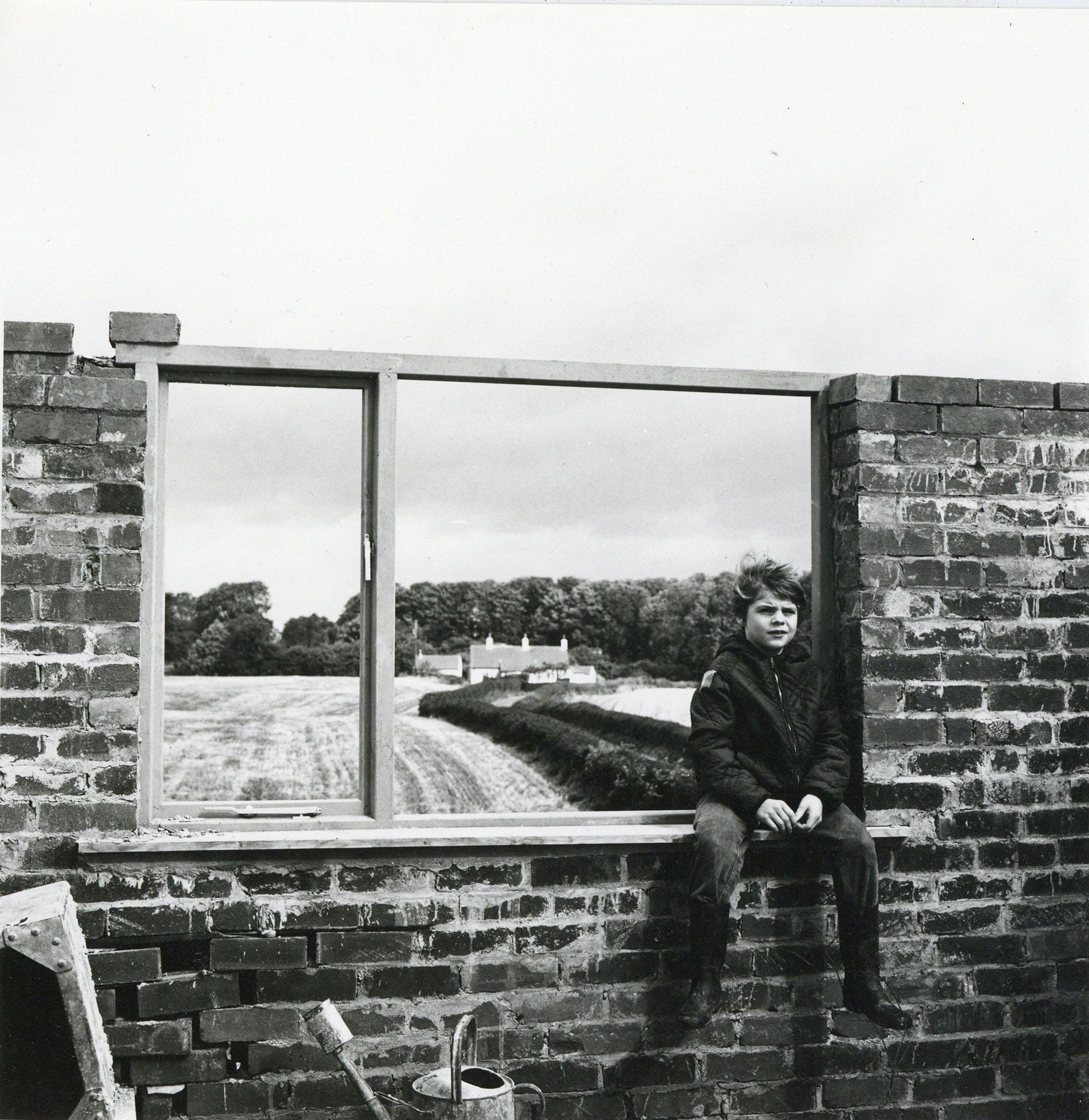Rosemary Ellis (1910-1988)
Fenêtres
Photographie originale pour Windows dans la série Outlooks and Insights publiée par Bodley Head, par Rosemary & Charlotte Ellis.
Photographie à la gélatine d'argent
13 x 13cm

Rosemary Ellis était connue pour son