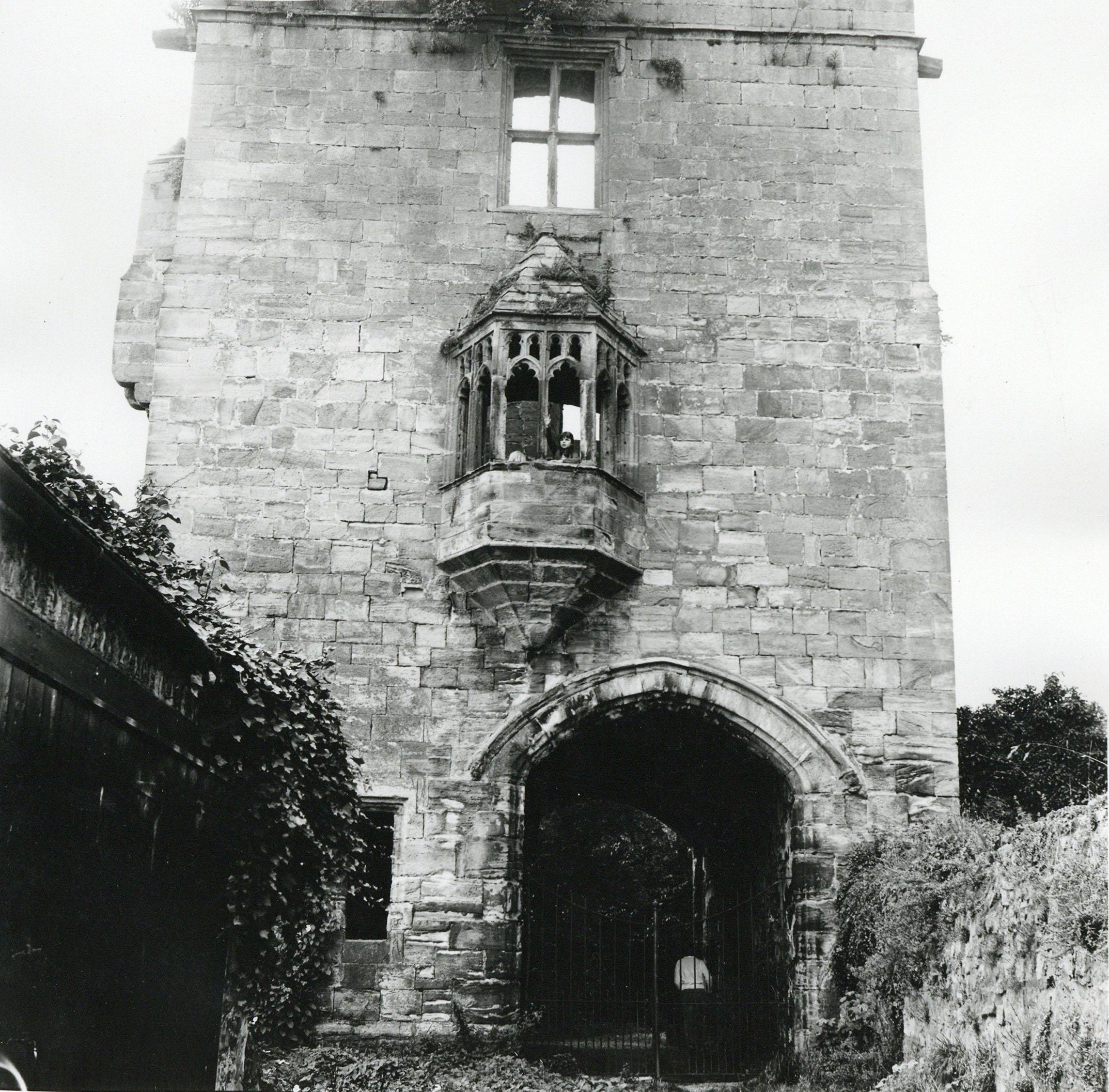 Gothic Ruin, Rosemary Ellis Windows IV, Gelatinesilber mit Fotodruck