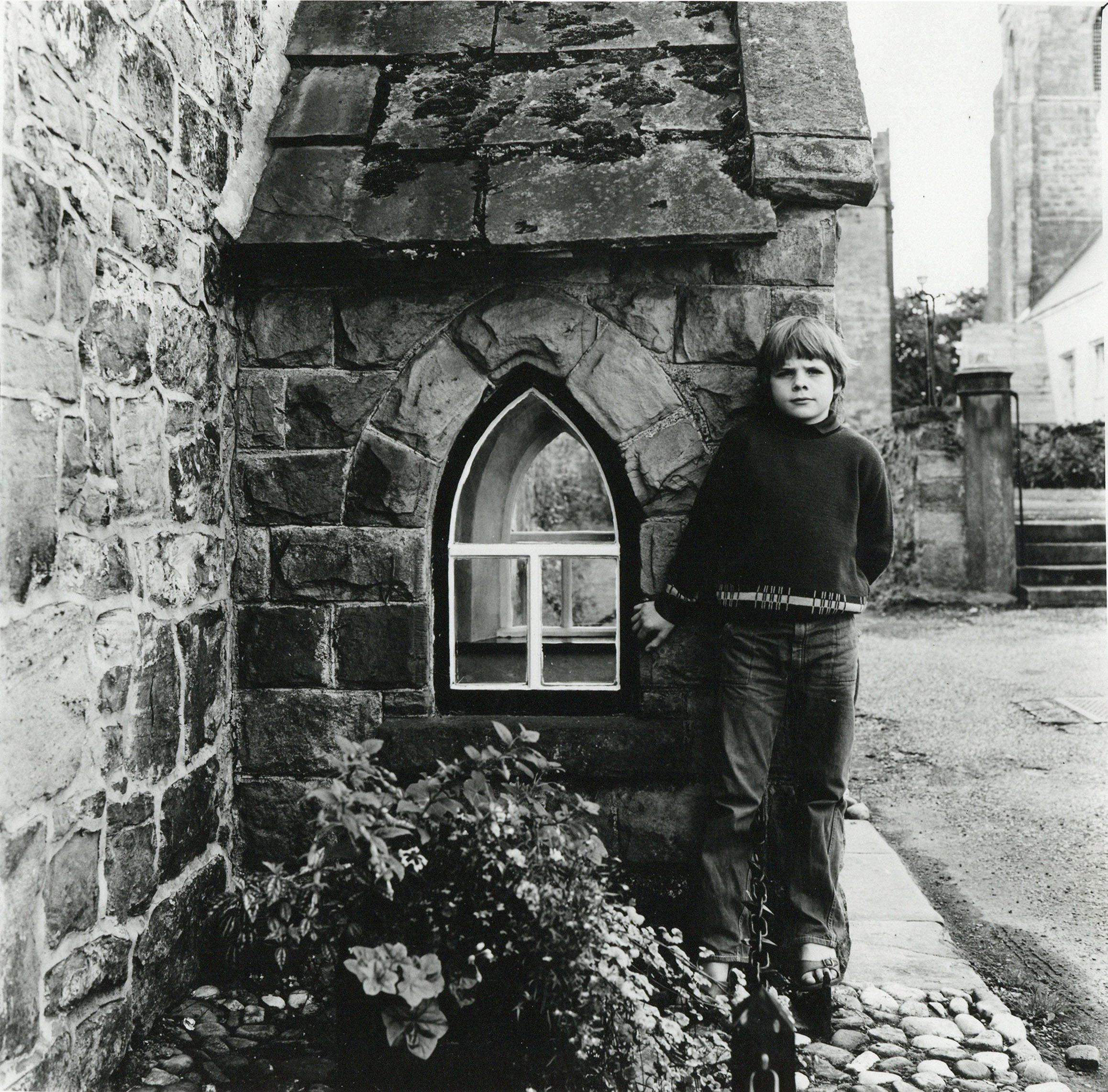 Rosemary Ellis (1910-1988)
Fenster IX
Originalfoto für Windows in der Reihe Outlooks and Insights, herausgegeben von Bodley Head, von Rosemary und Charlotte Ellis.
Silber-Gelatine-Fotografie Druck
13 x 13cm

Rosemary Ellis war als begabte Fotografin