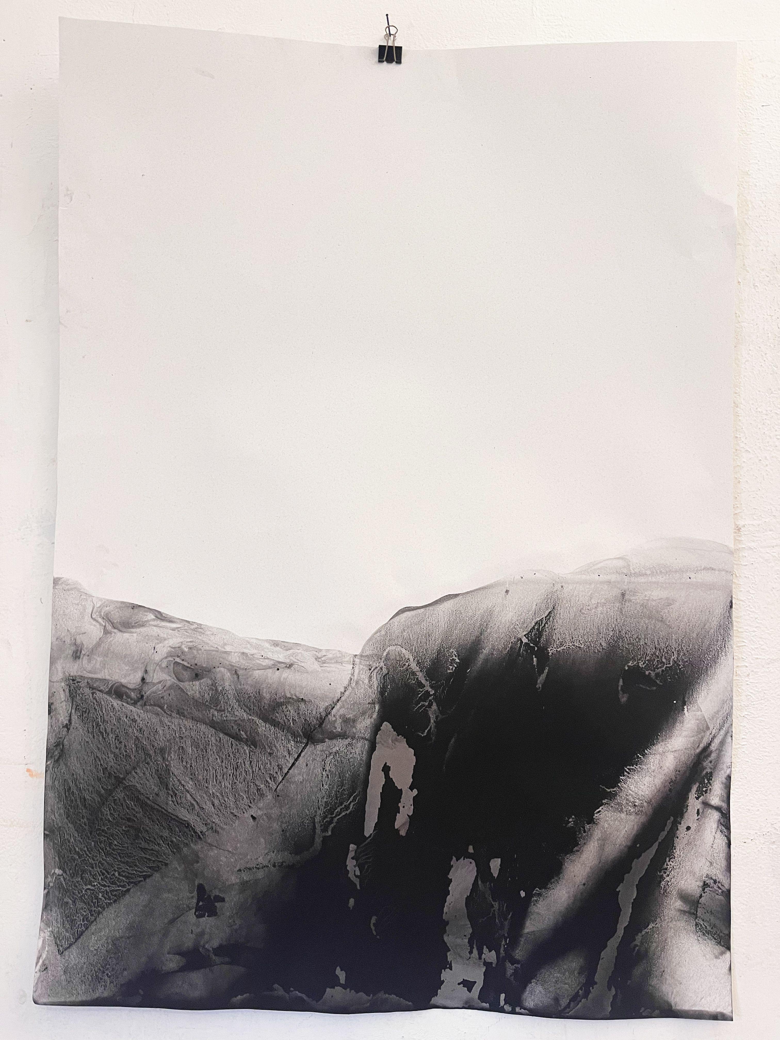 Landschaft S/W  Mineraloxyd auf Papier (Fabriano Elle Paper's 220 gr)  100x70 cm  2023  Originalkunst    Einzigartig        Marilina Marchica, geboren in Agrigento, wo sie auch lebt und arbeitet,  2008 schloss sie ihr Studium der Malerei an der