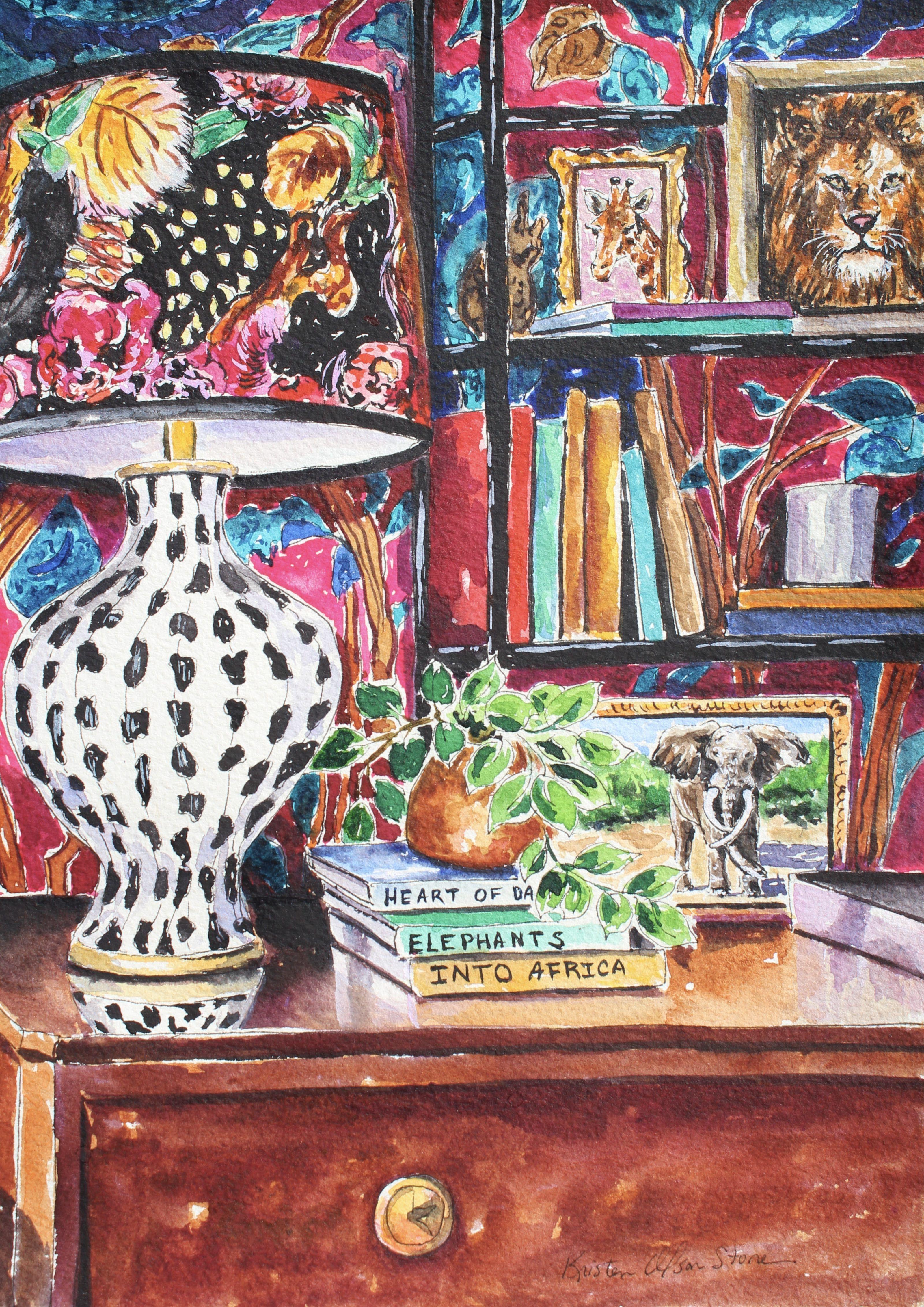 Une peinture originale à l'aquarelle et à l'encre très détaillée de 30,48 x 40,64 cm représentant un calao à bec jaune d'Afrique de l'Est assis sur le dossier d'une chaise dans un intérieur délicieusement décoré rempli de livres sur l'Afrique, dont