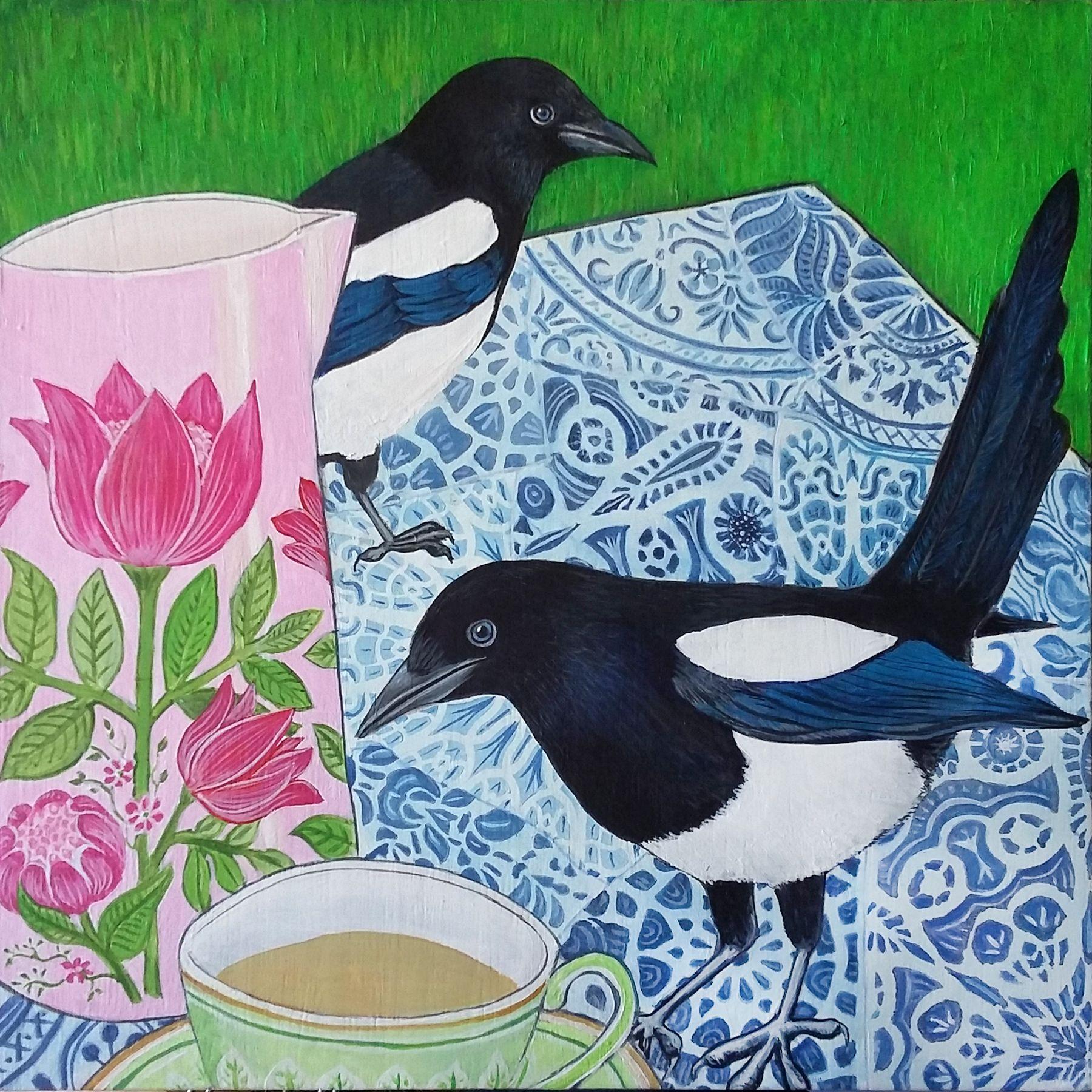 Zwei kommen zum Tee (zwei Elstern zur Belustigung), Malerei, Acryl auf Holzplatte – Art von Carolynne Coulson