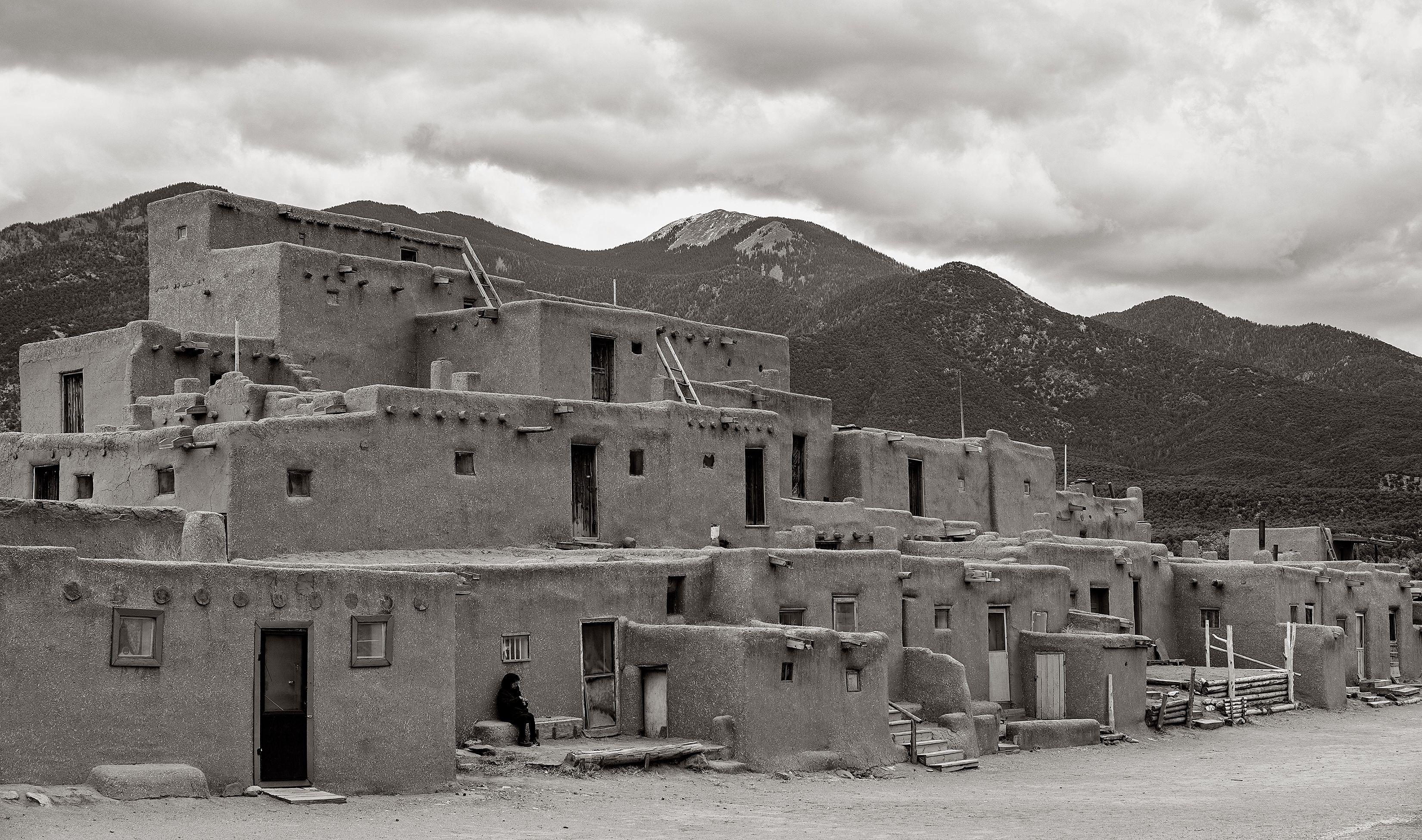 Taos Pueblo, Fotografie, Archivtintenstrahl – Art von Daniel Ashe
