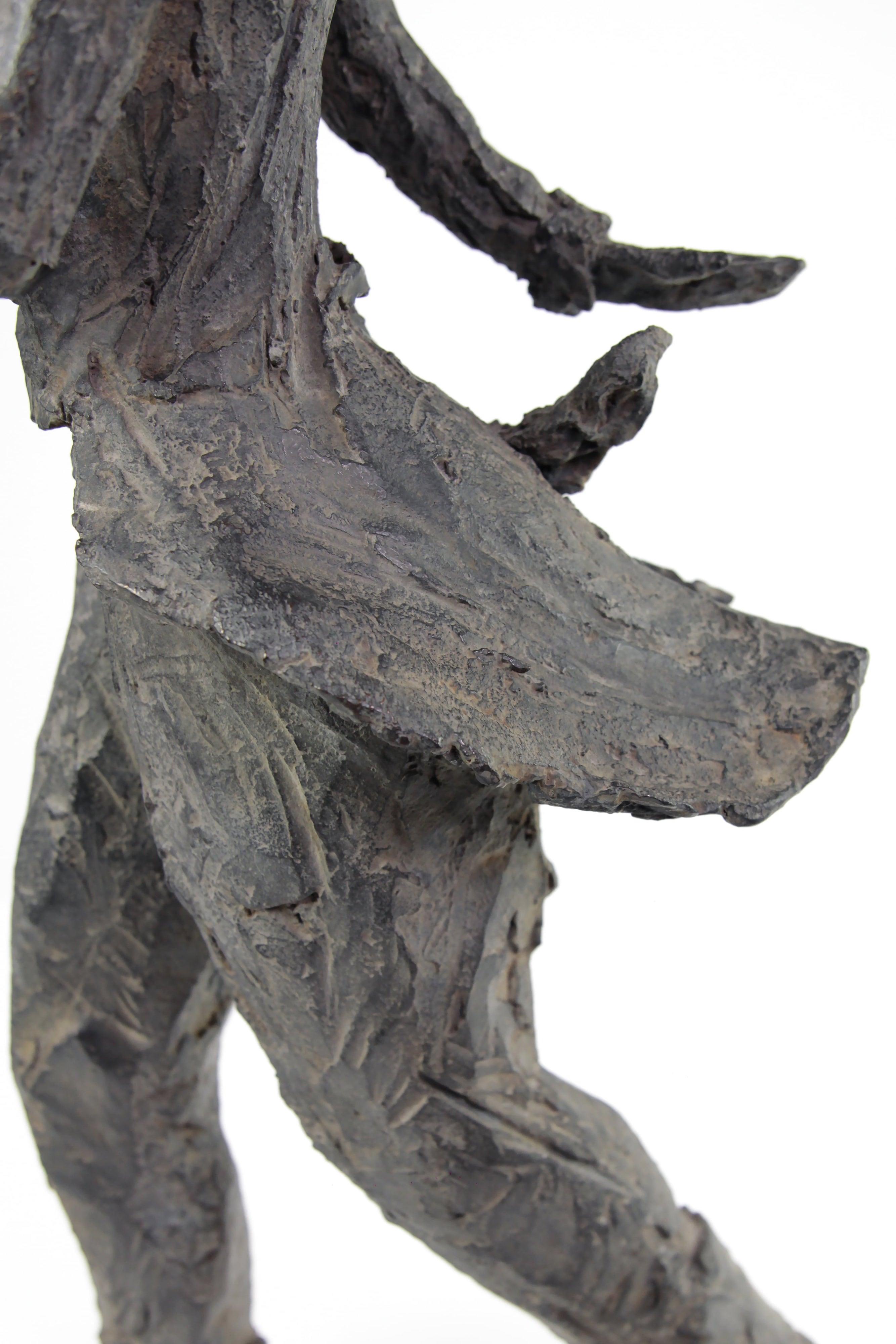 Lièvre à pied de Cécile Raynal - Sculpture animalière fantastique, bronze en vente 4