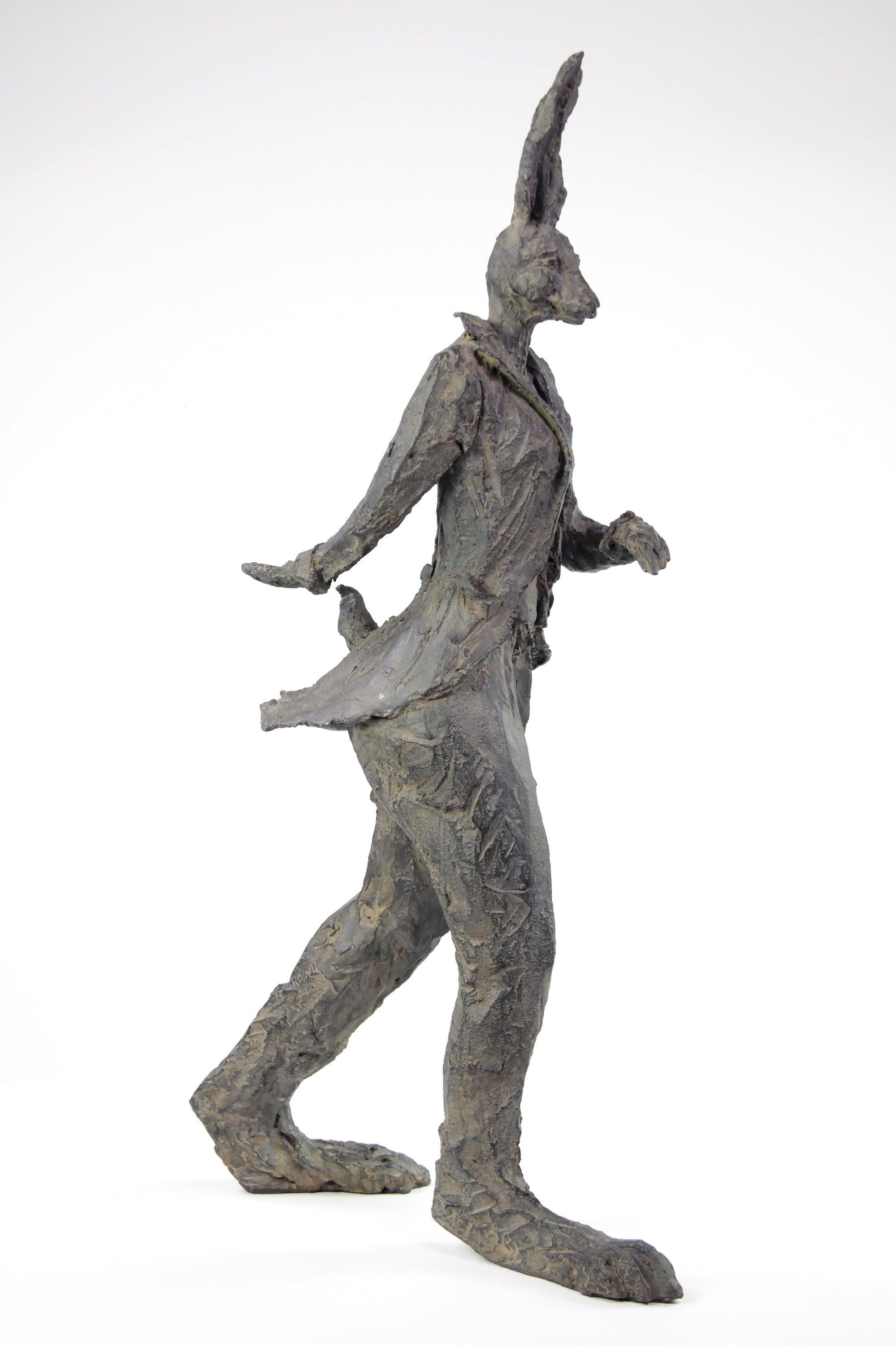 Hase qui marche est une sculpture en bronze de l'artiste contemporaine française Cécile Raynal.
75 cm × 37 cm × 20 cm. Edition limitée de 8 moulages + 4 épreuves d'artiste.
Cette pièce en bronze représente un lièvre féminin debout, portant une veste