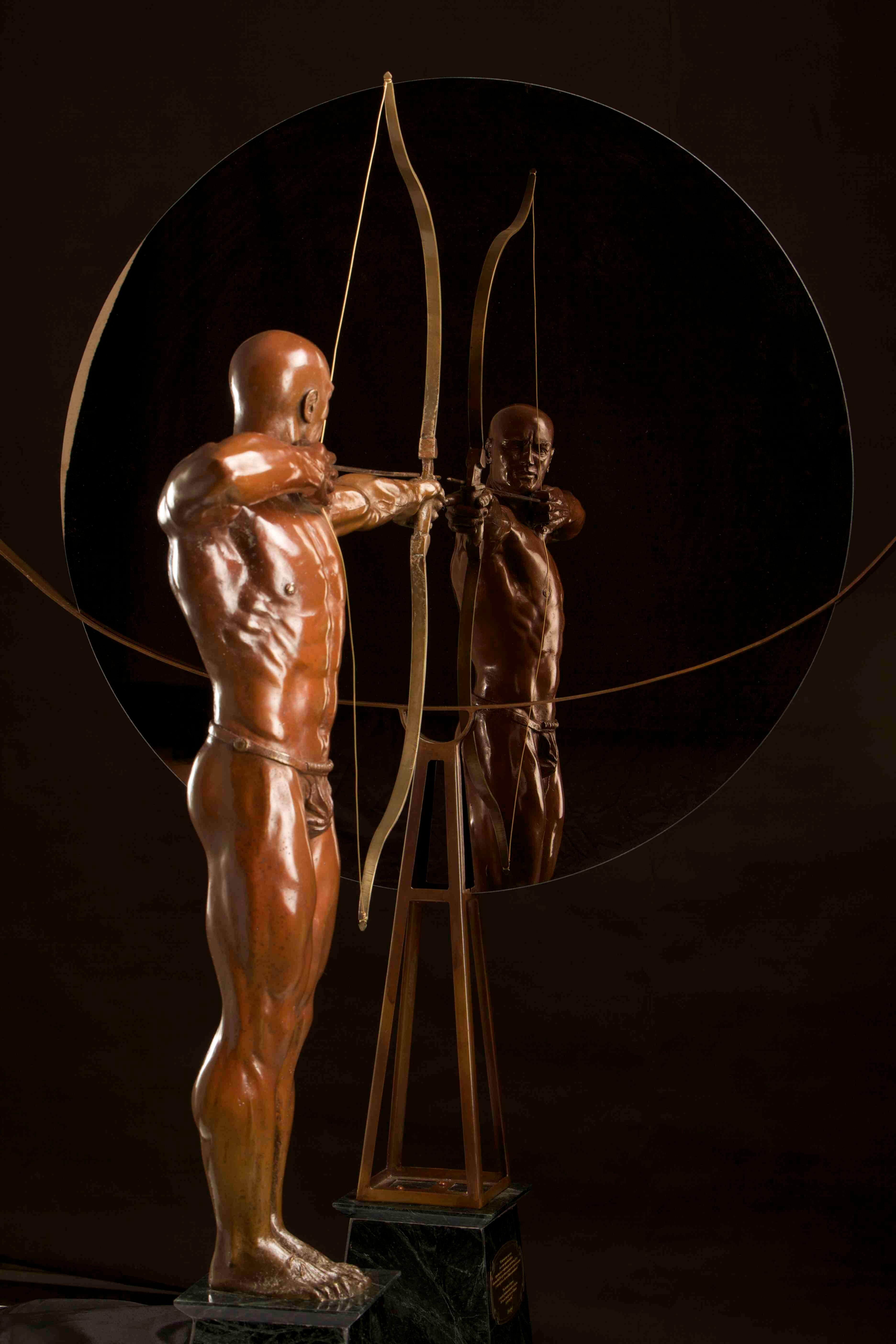 Objet : L'Archer, bronze une sculpture de l'artiste guatémaltèque Walter Peter Brenner. 
Patine brune en nitrate de fer avec une finition en cire.
Dimensions de la figure humaine : H122 cm, D14 cm, L75 cm.
Dimensions du miroir : H124 cm, L90 cm.