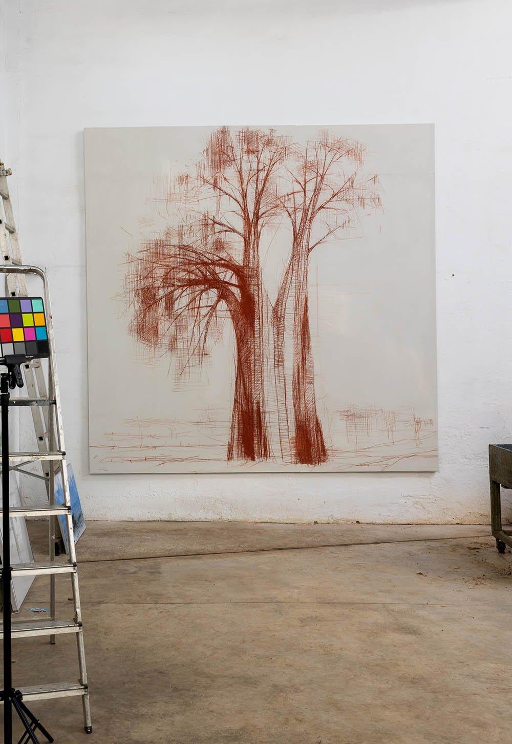 Baobab rojo de Calo Carratalá - Gran dibujo sobre madera, árbol rojo, África, Tanzania en venta 1