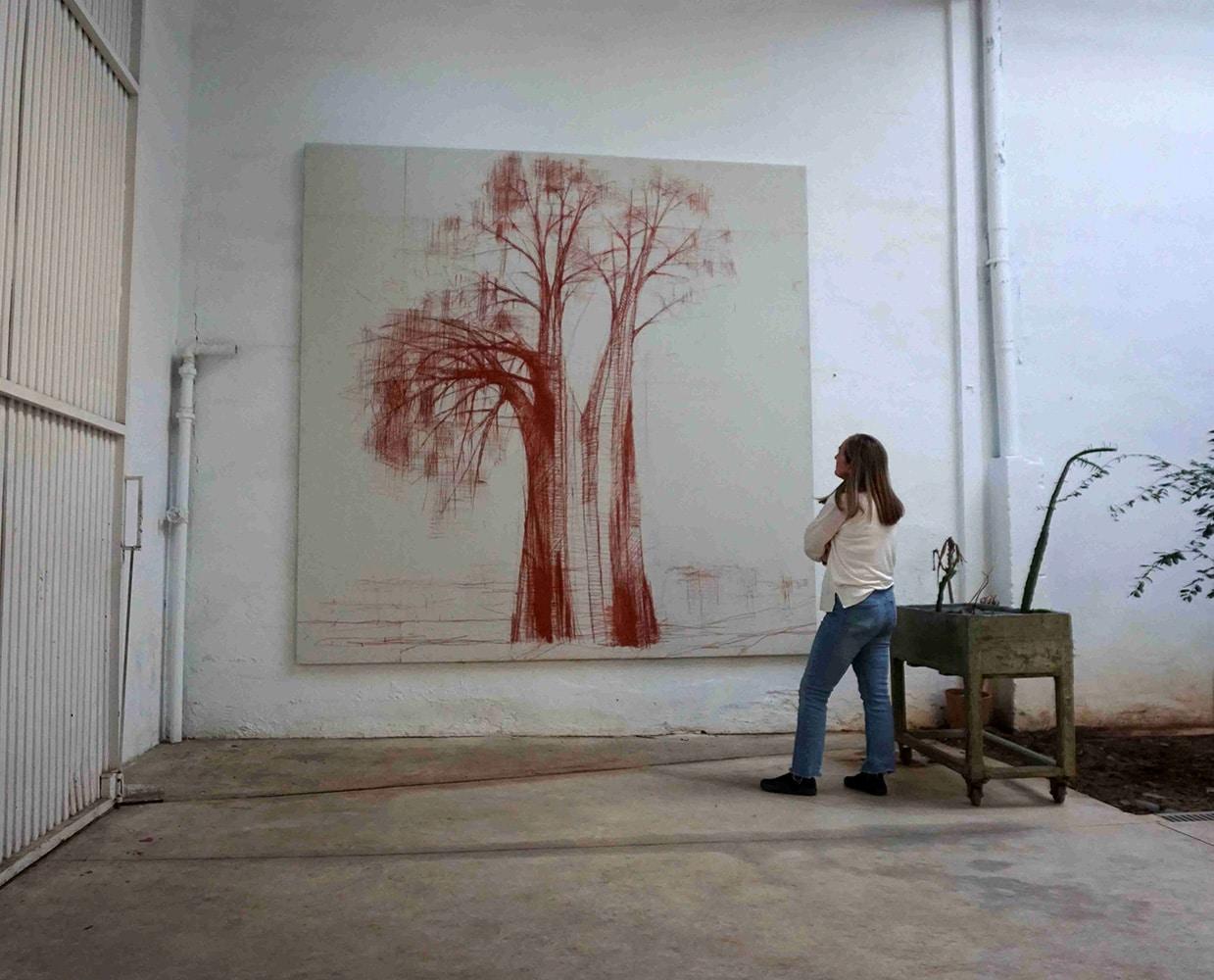 Baobab rojo de Calo Carratalá - Gran dibujo sobre madera, árbol rojo, África, Tanzania en venta 2