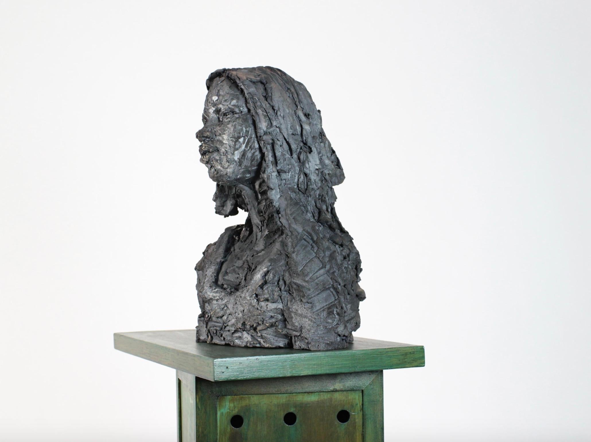 Solo (avec Chloé), Buste de femme, Sculpture en grès - Marron Figurative Sculpture par Cécile Raynal