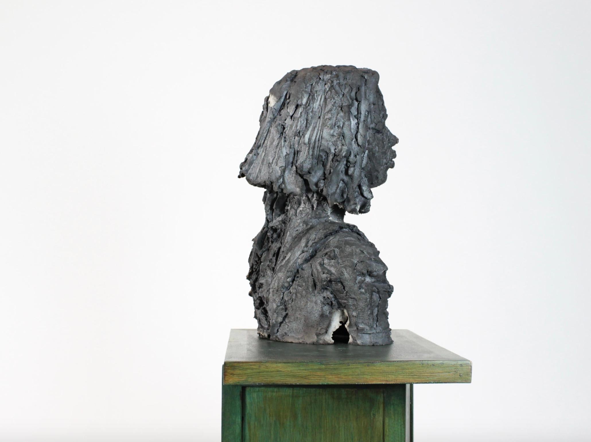 Solo (mit Chloé), Weibliche Büste, Skulptur aus Steingut (Zeitgenössisch), Sculpture, von Cécile Raynal