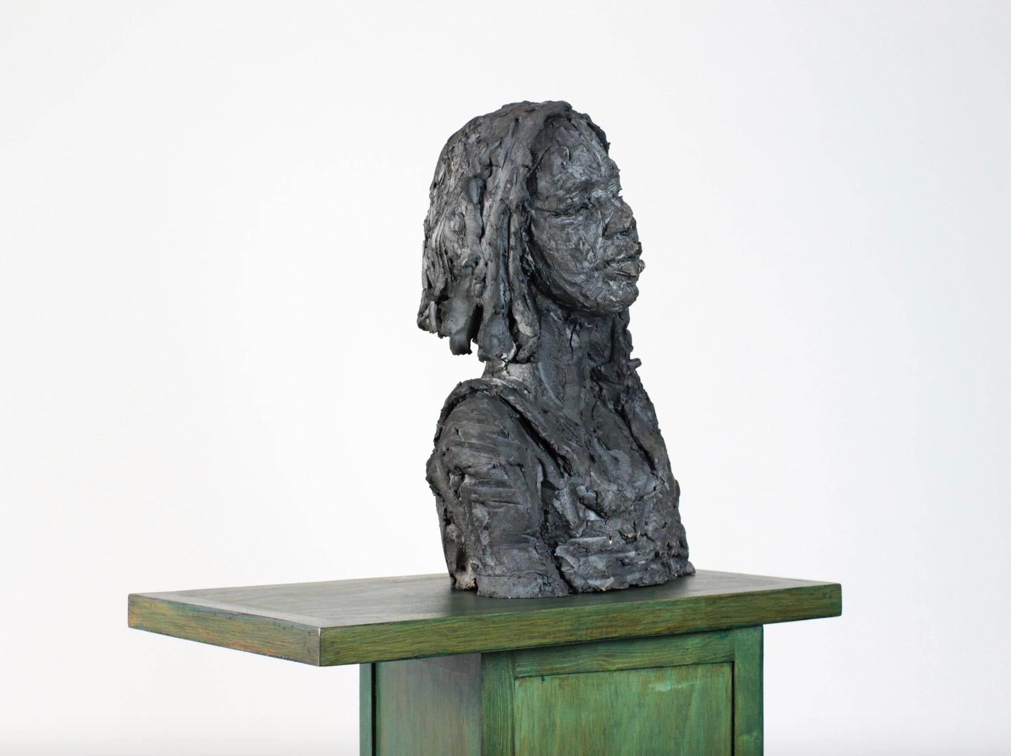 Solo (mit Chloé), Weibliche Büste, Skulptur aus Steingut (Braun), Figurative Sculpture, von Cécile Raynal