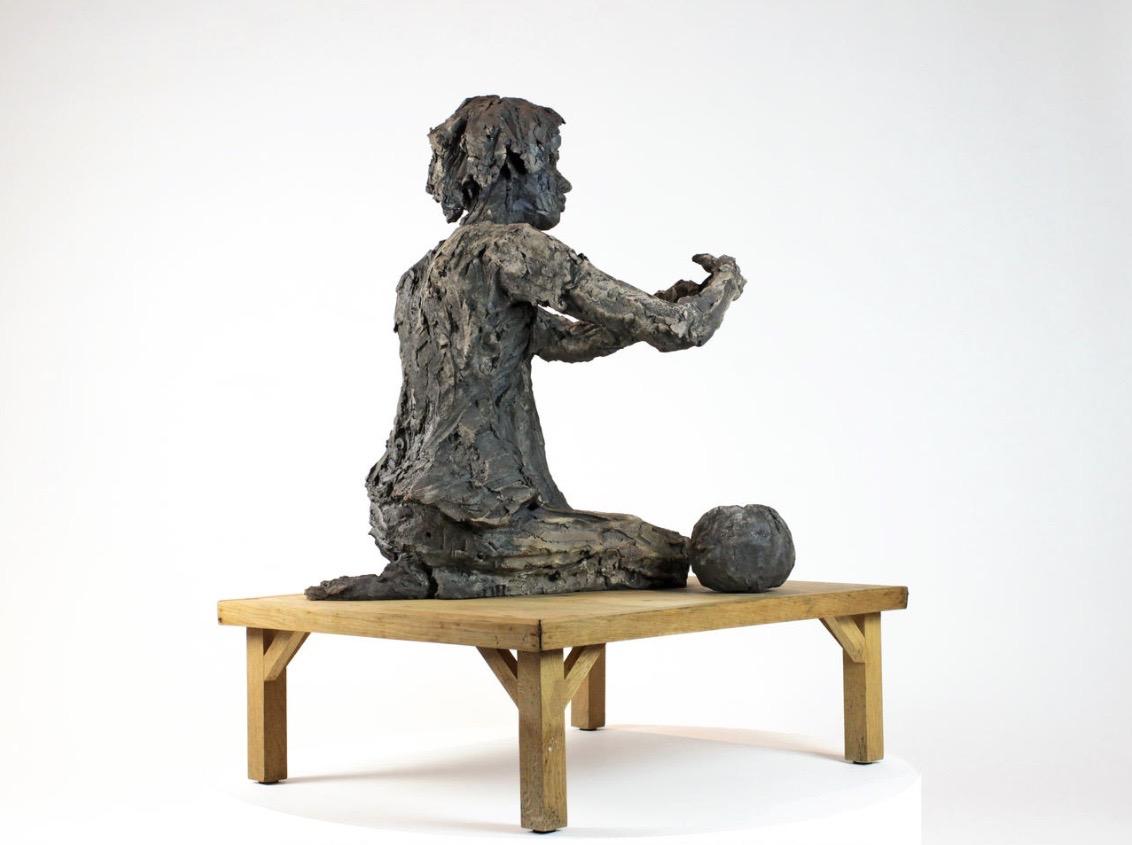 Selon Maud, weibliches Porträt, Keramik-Skulptur – Sculpture von Cécile Raynal