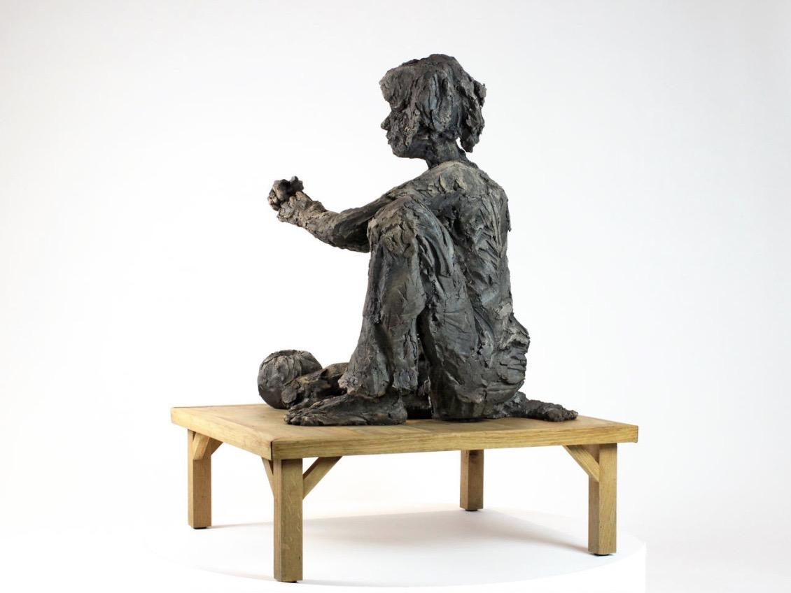 Selon Maud, weibliches Porträt, Keramik-Skulptur (Grau), Figurative Sculpture, von Cécile Raynal