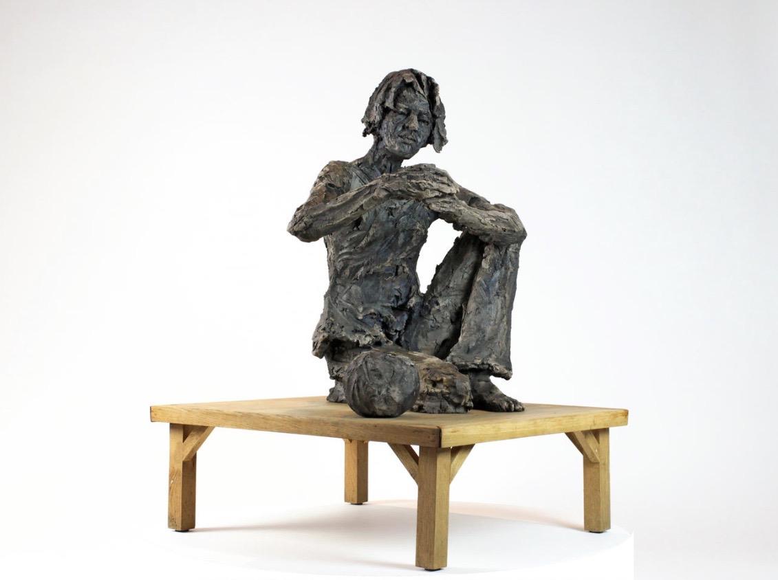 Skulptur aus rauchgebranntem Steingut, schwarze Metallfarbe, Tisch aus Eichenholz. Einmalig. Abmessungen: 99 cm × 75 cm × 65 cm.
Dieses Kunstwerk gehört zu der Serie Les Ombres d'Alice (Alices Schatten), die sich, wie der Titel schon sagt, auf Lewis