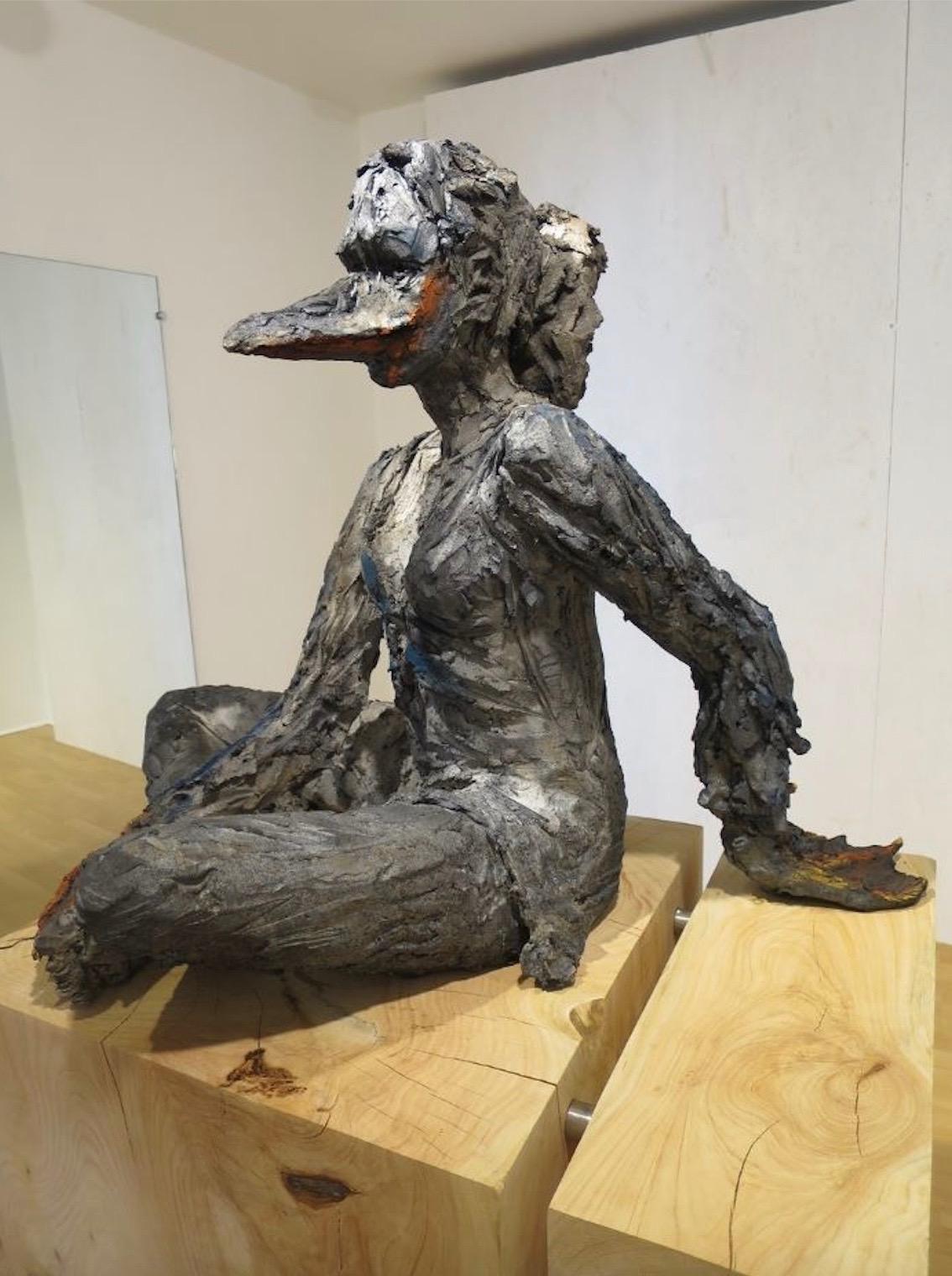 Je me cygnerai (avec Luna) - Portrait de femme, sculpture en céramique - Marron Figurative Sculpture par Cécile Raynal