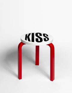 Ohne Titel [Kiss] – Artek Stool 60:: Stuhl:: Möbel:: Textkunst von Barbara Kruger