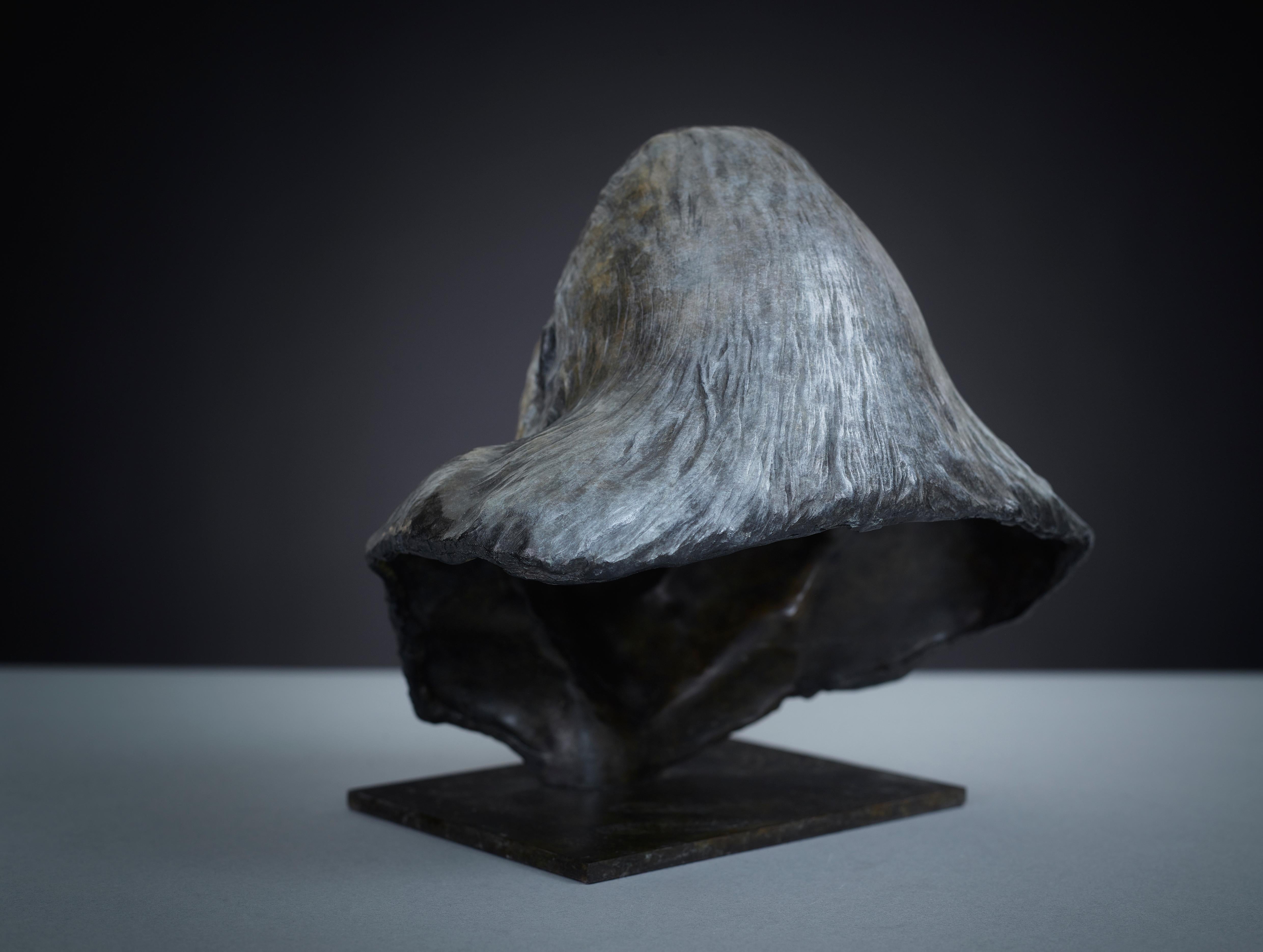 Scultura contemporanea in bronzo di un gorilla 