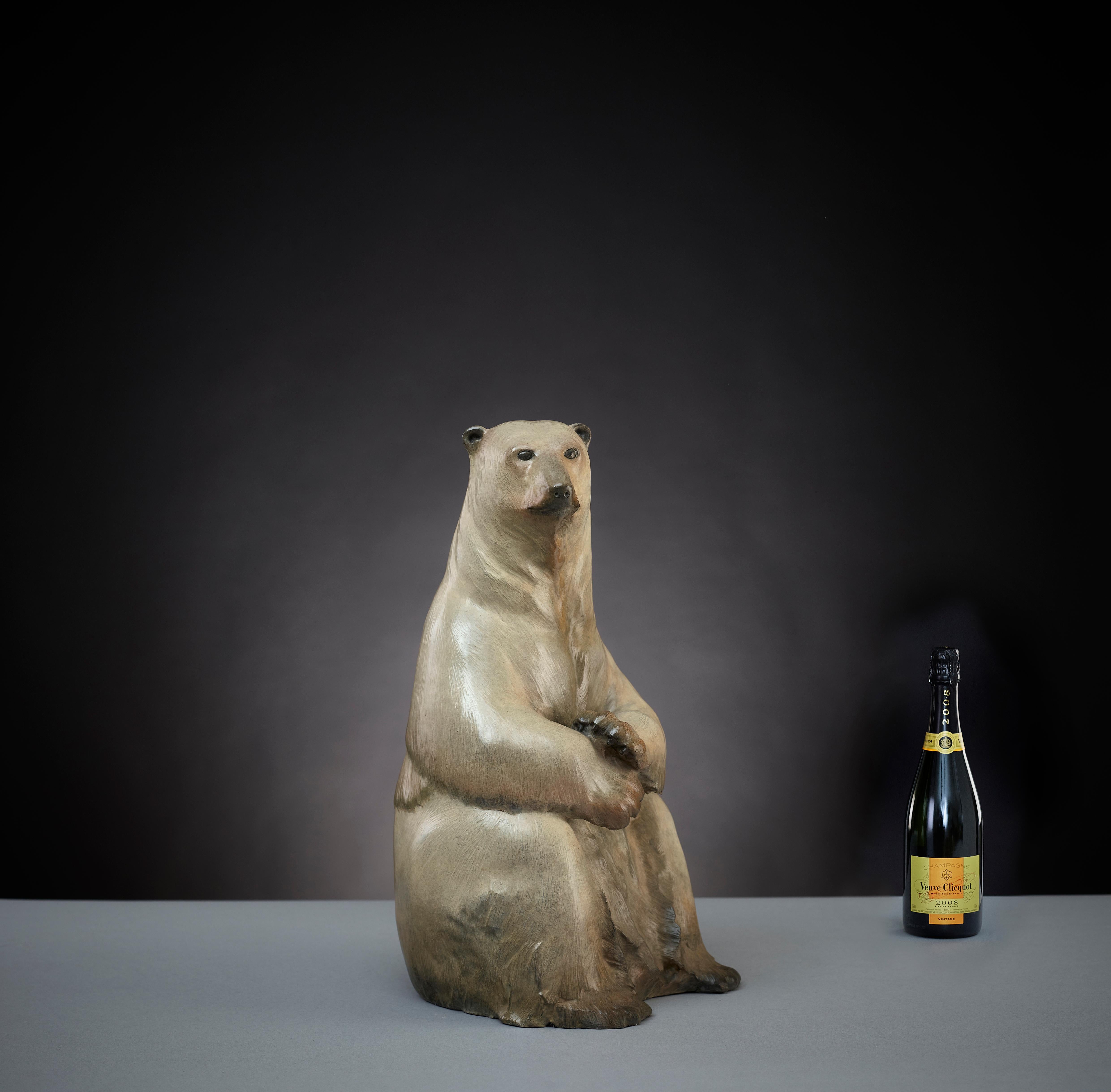 Sculpture contemporaine d'ours polaire en faune contemporaine Benji de Tobias Martin