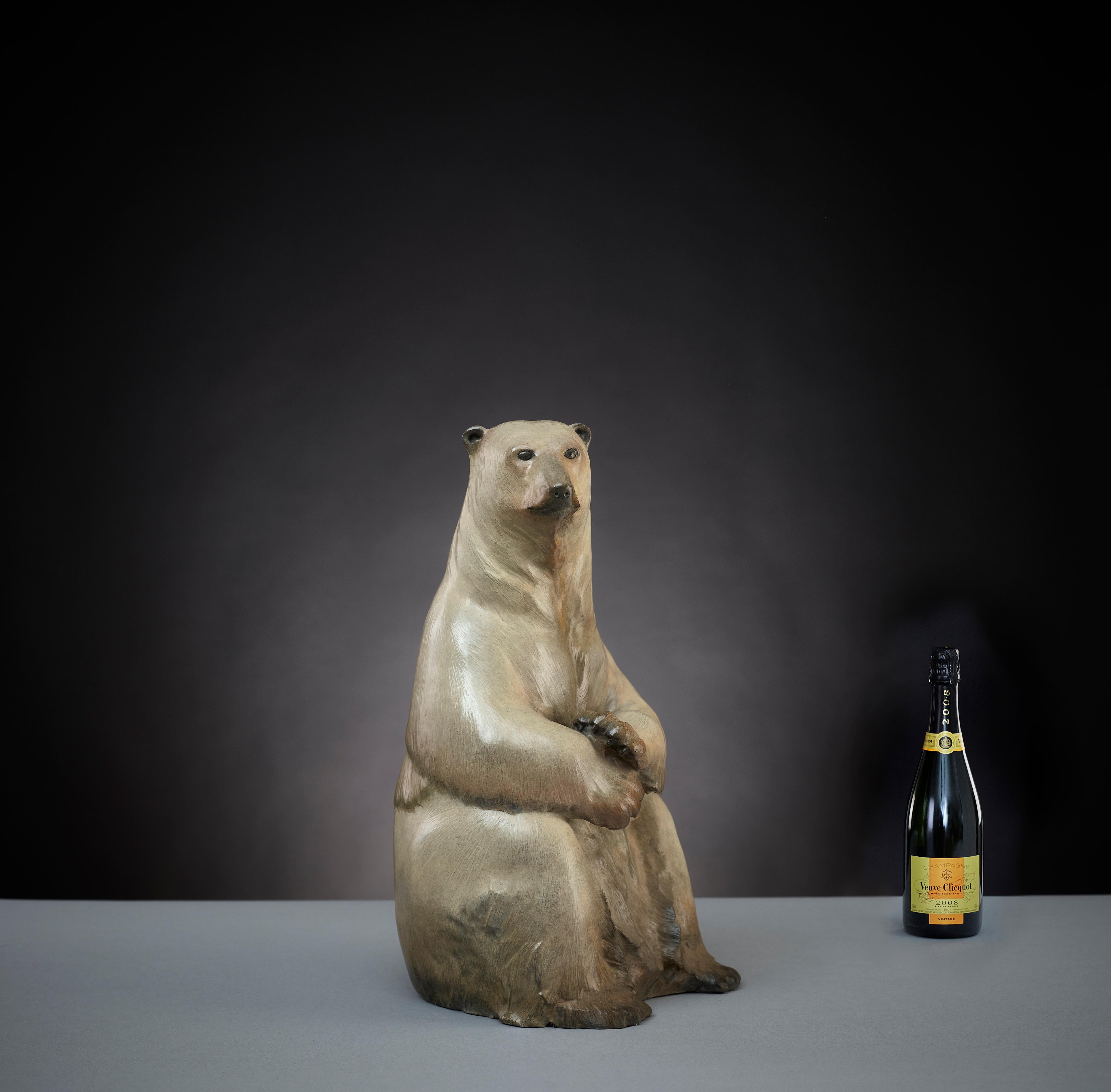 benji" de Tobias Martin est une sculpture animalière en bronze massif. 

Tobias Martin est né en 1972 dans le Wiltshire, à 12 miles de Stonehenge. Influencées par son éducation rurale idyllique et les forces de la nature et de la magie qui ont
