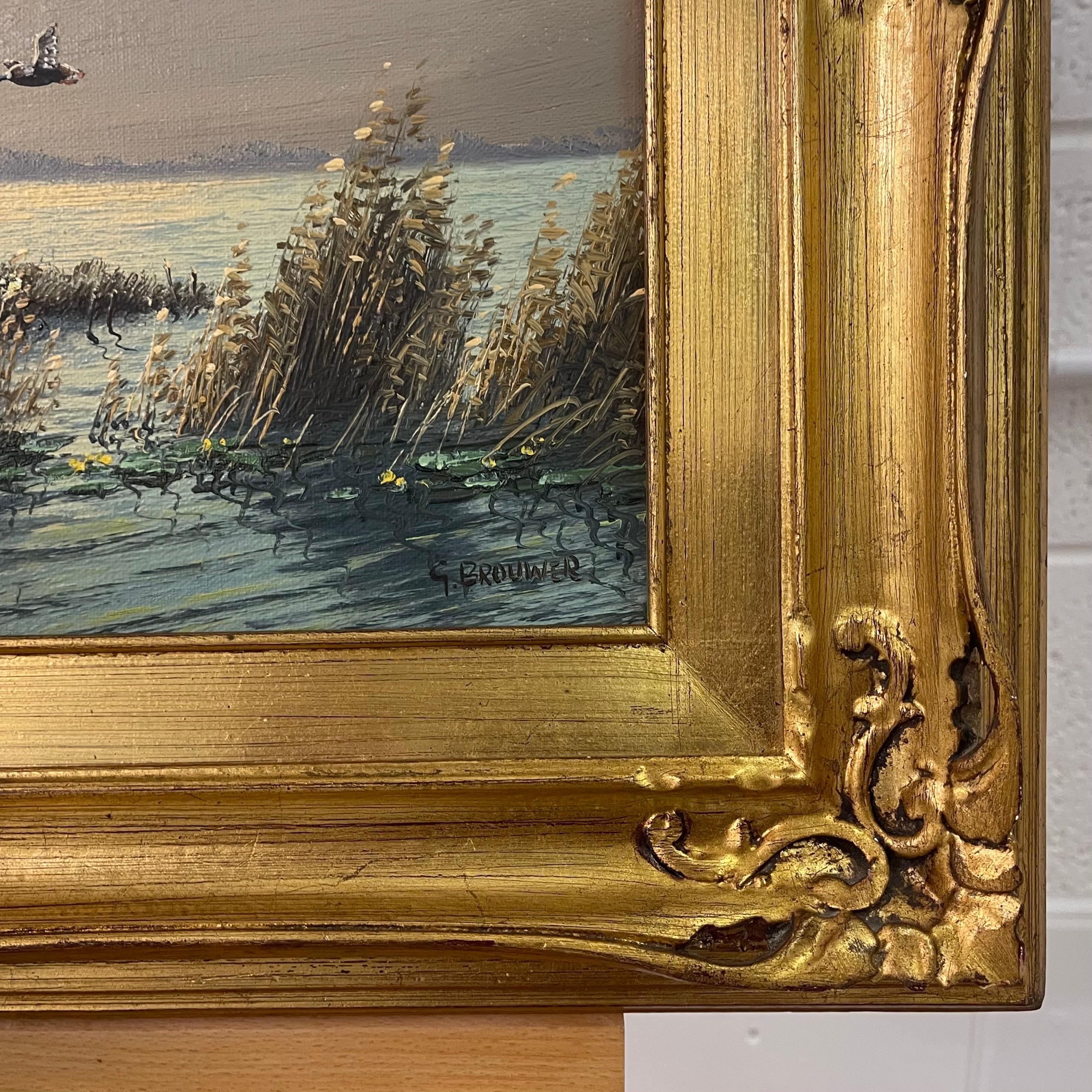 Canards colverts en vol Paysage lacustre au coucher du soleil par le peintre néerlandais du 20e siècle Gien Brouwer. Gien Brouwer est né à Waddinxveen, aux Pays-Bas, le 23 mars 1944. Il est diplômé de l'Académie des arts de Rotterdam, après quoi il