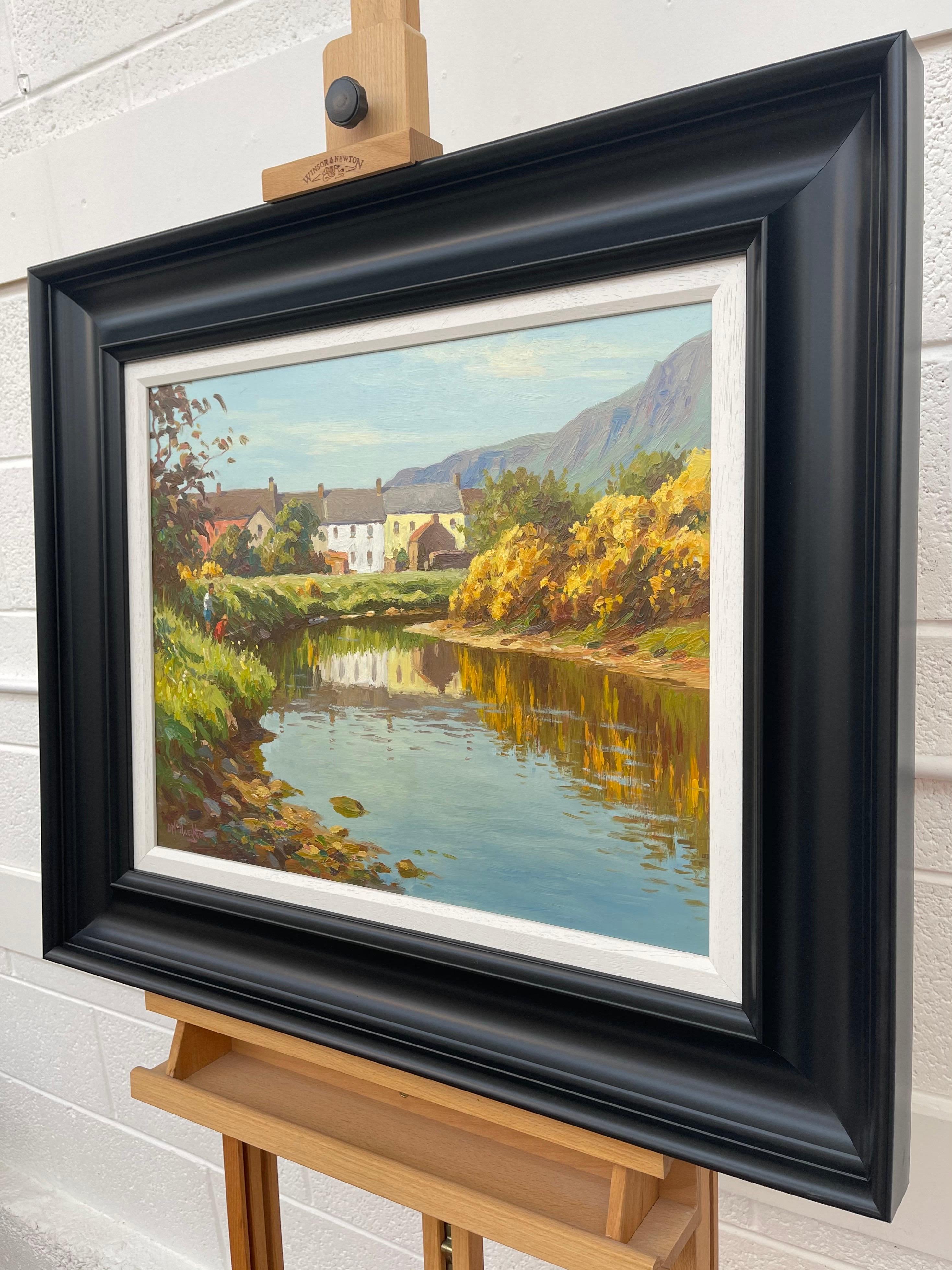 Scena di pesca a mosca sul fiume in un villaggio costiero irlandese, opera di un artista irlandese contemporaneo - Painting Land di Donal McNaughton