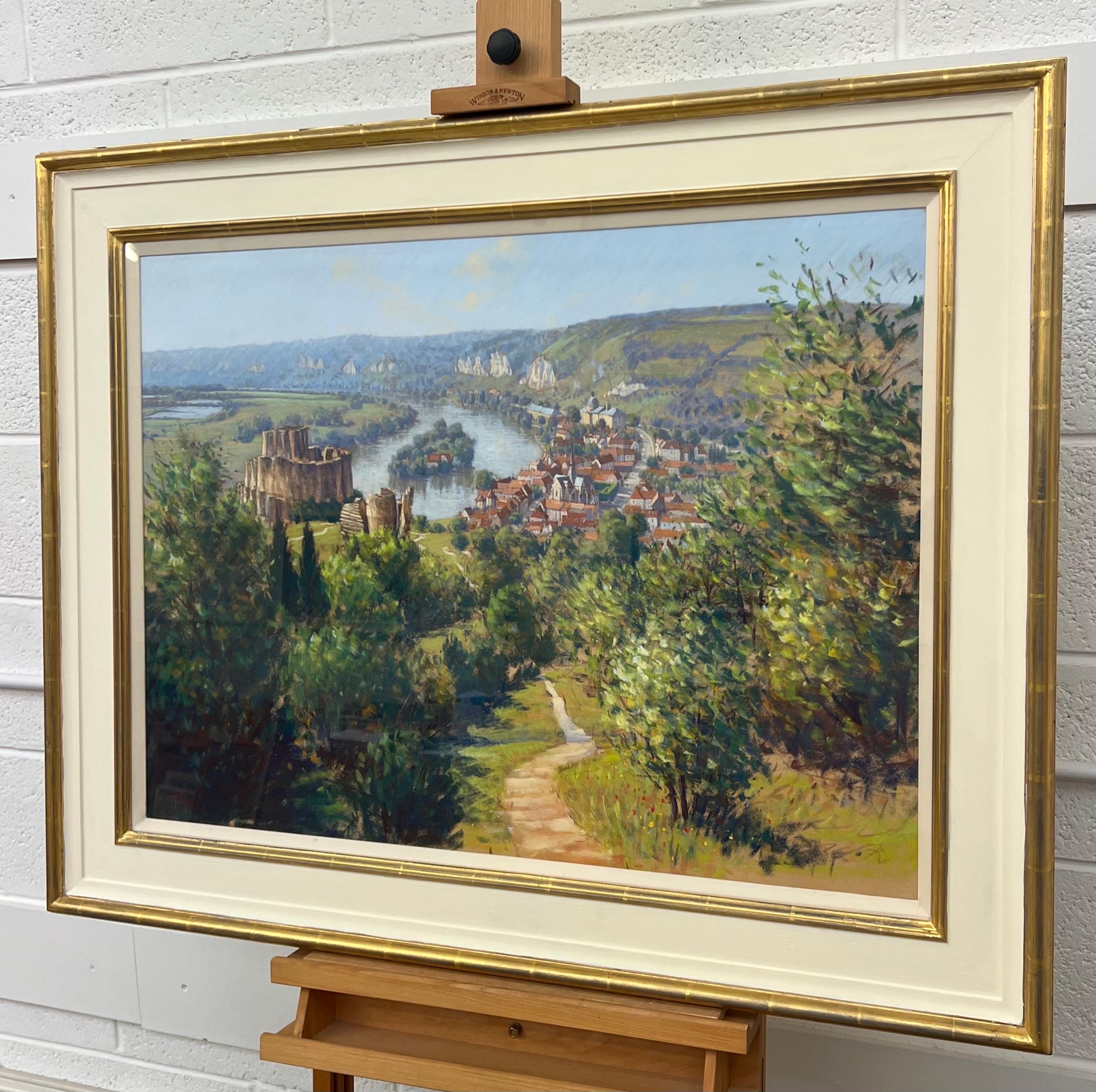 Les Andelys nella valle della Senna Francia Paesaggio Pastello. Un ottimo esempio del bellissimo lavoro dell'artista britannico del XX secolo Lionel Aggett (1938-2009). Firmato davanti e dietro, incorniciato dietro una lastra di acrilico, presentato