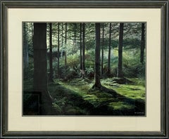 Une forêt paisible avec la lumière du soleil filtrant à travers les grands arbres sur le sol moussu.