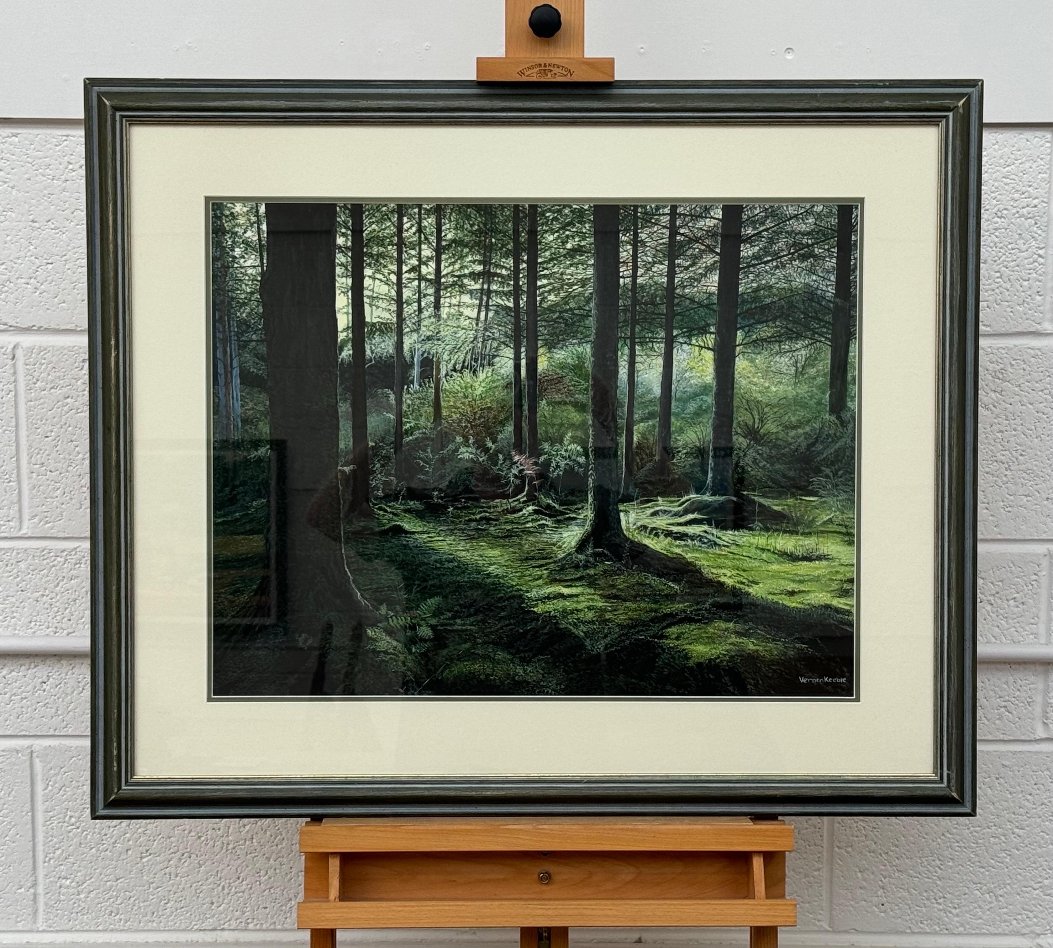 Ein friedlicher Wald mit Sonnenlicht, das von hohen Bäumen auf Moosgrund fällt (Realismus), Painting, von Vernon Keeble