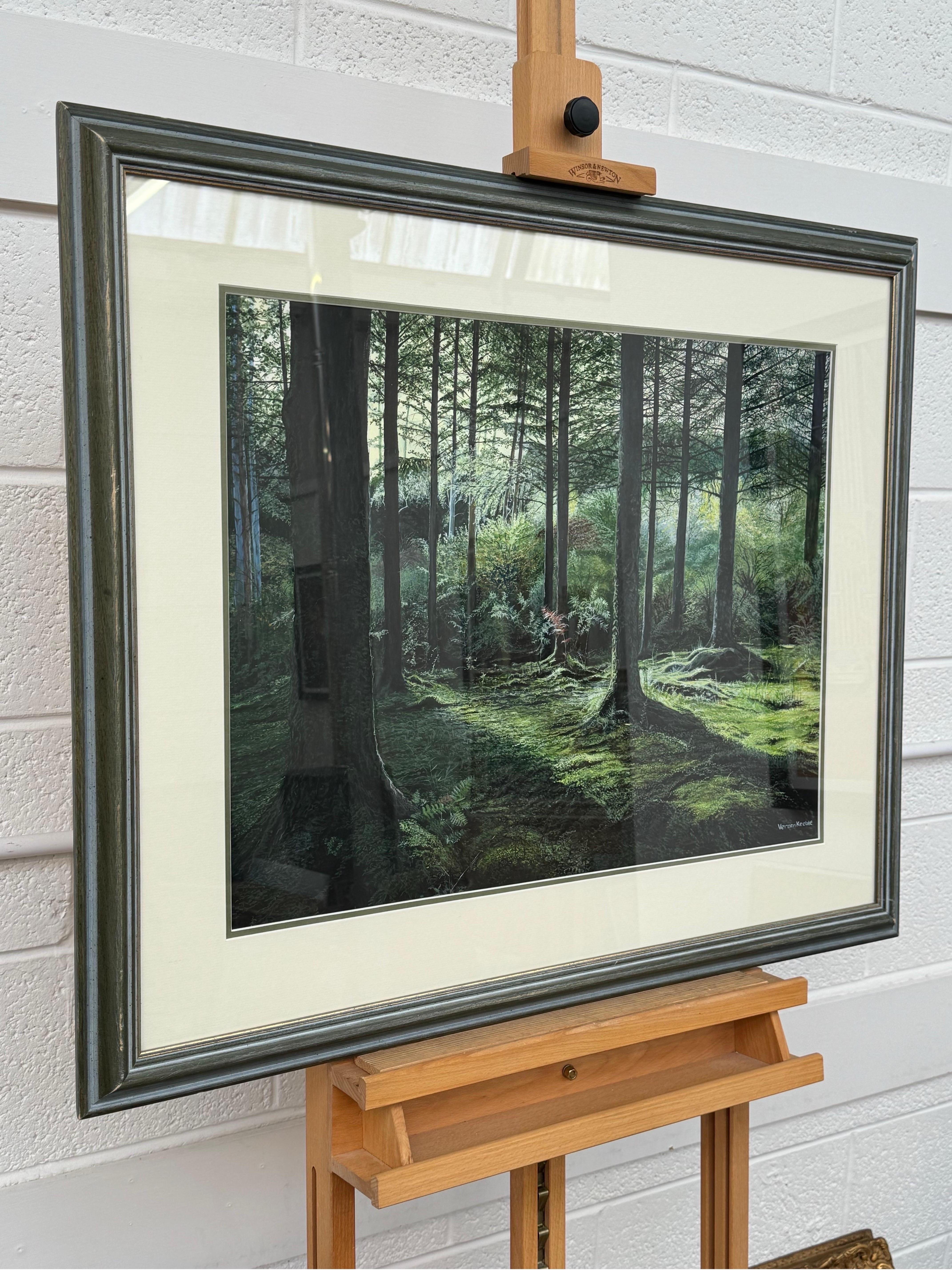 Ein friedlicher Wald mit Sonnenlicht, das von hohen Bäumen auf Moosgrund fällt – Painting von Vernon Keeble
