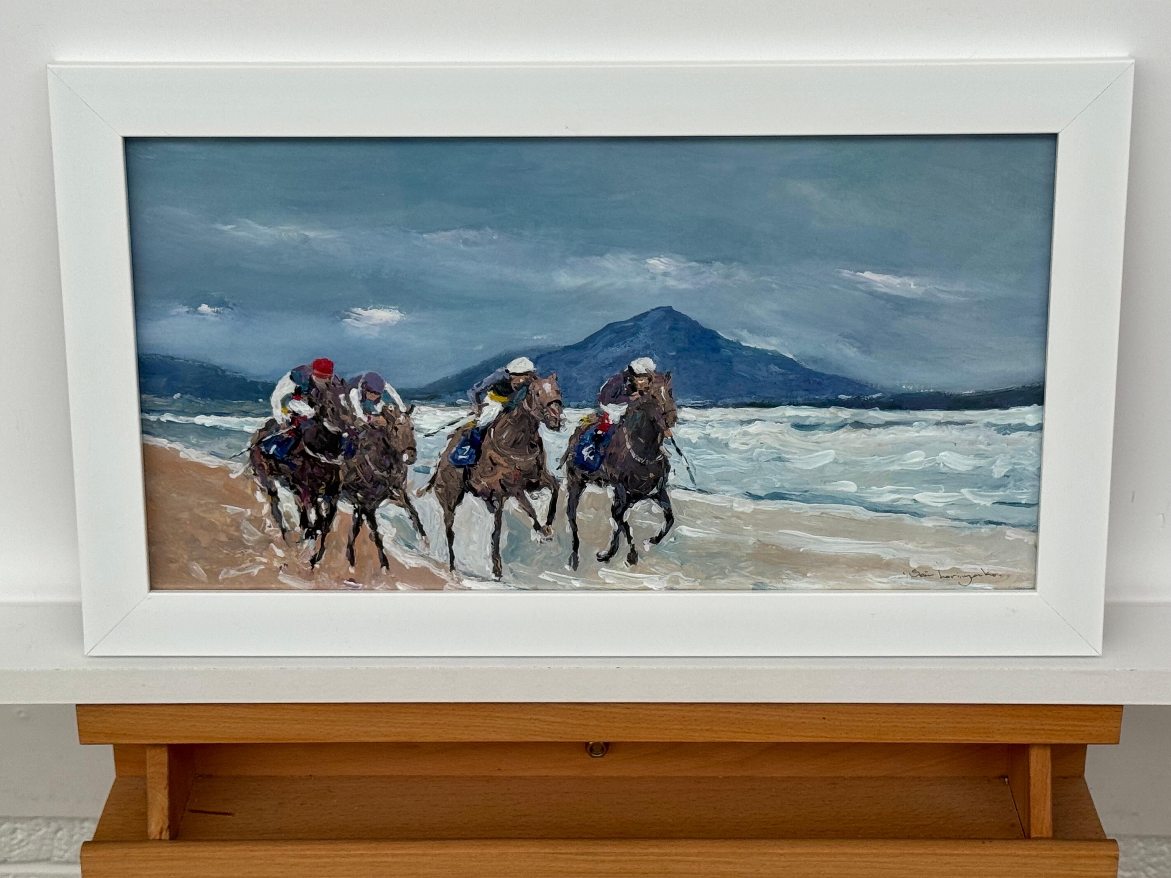 Pferderennen am Strand von Tramore in Südirland mit Bergen in der Ferne (Zeitgenössisch), Art, von Sean Lorinyenko