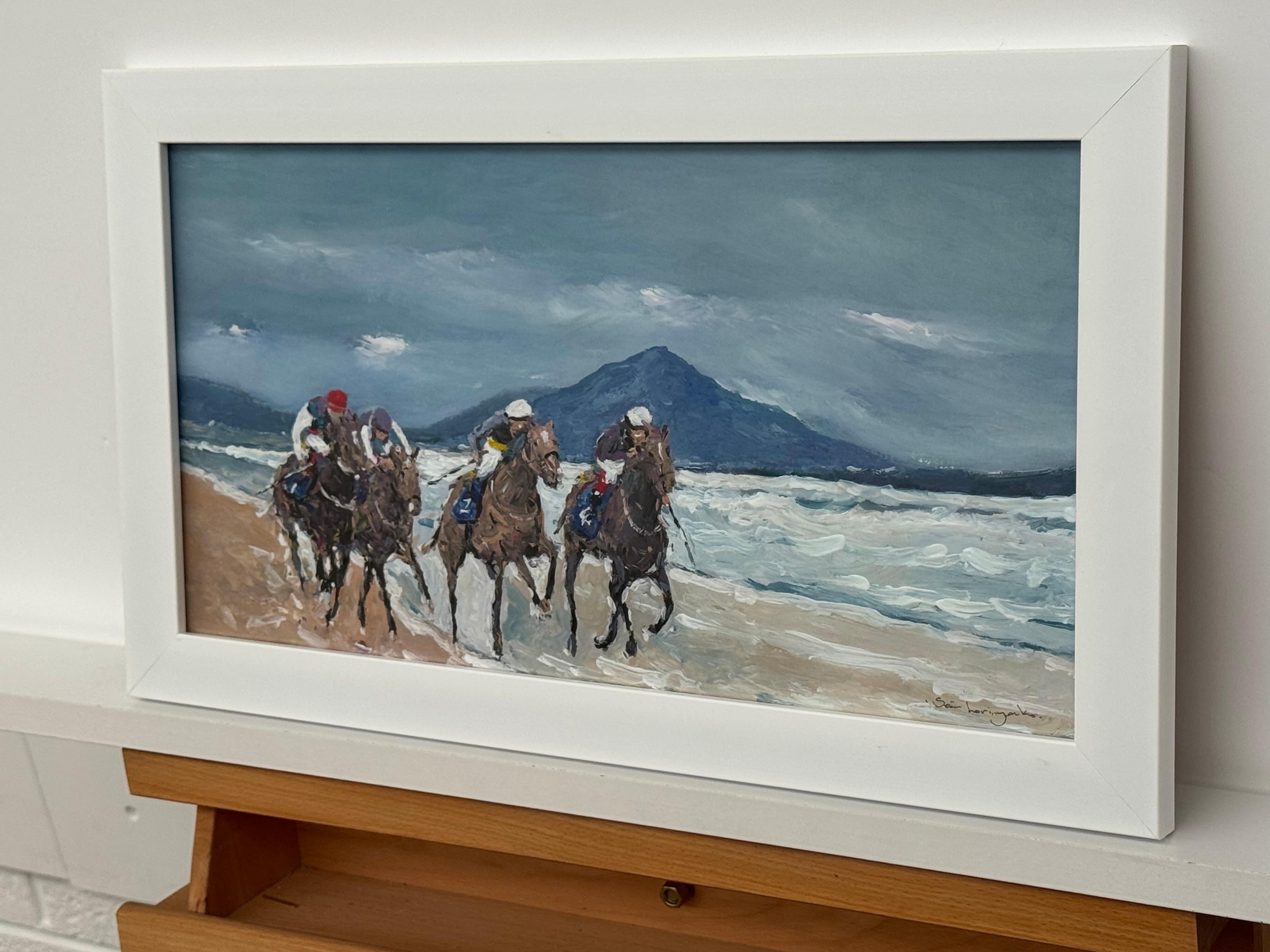 Pferderennen am Strand von Tramore in Südirland mit Bergen in der Ferne (Grau), Animal Art, von Sean Lorinyenko