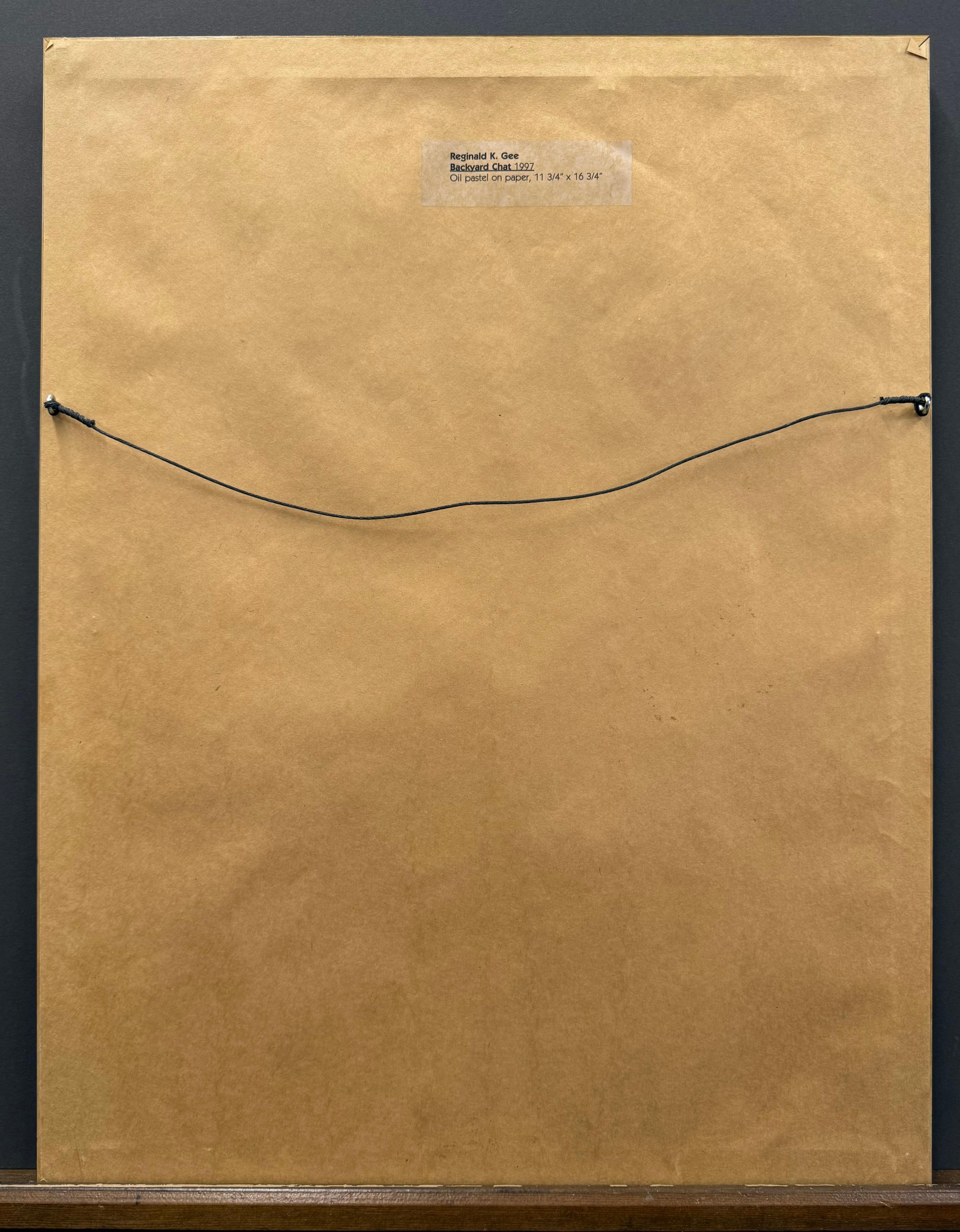 BACKYARD CHAT è un disegno originale a pastello a olio su una busta della spesa di carta marrone dell'artista afroamericano Reginald K. Gee, nato il 28 aprile 1964 a Milwaukee, Wisconsin. Gee è noto per la sua arte visionaria piena di volti comici