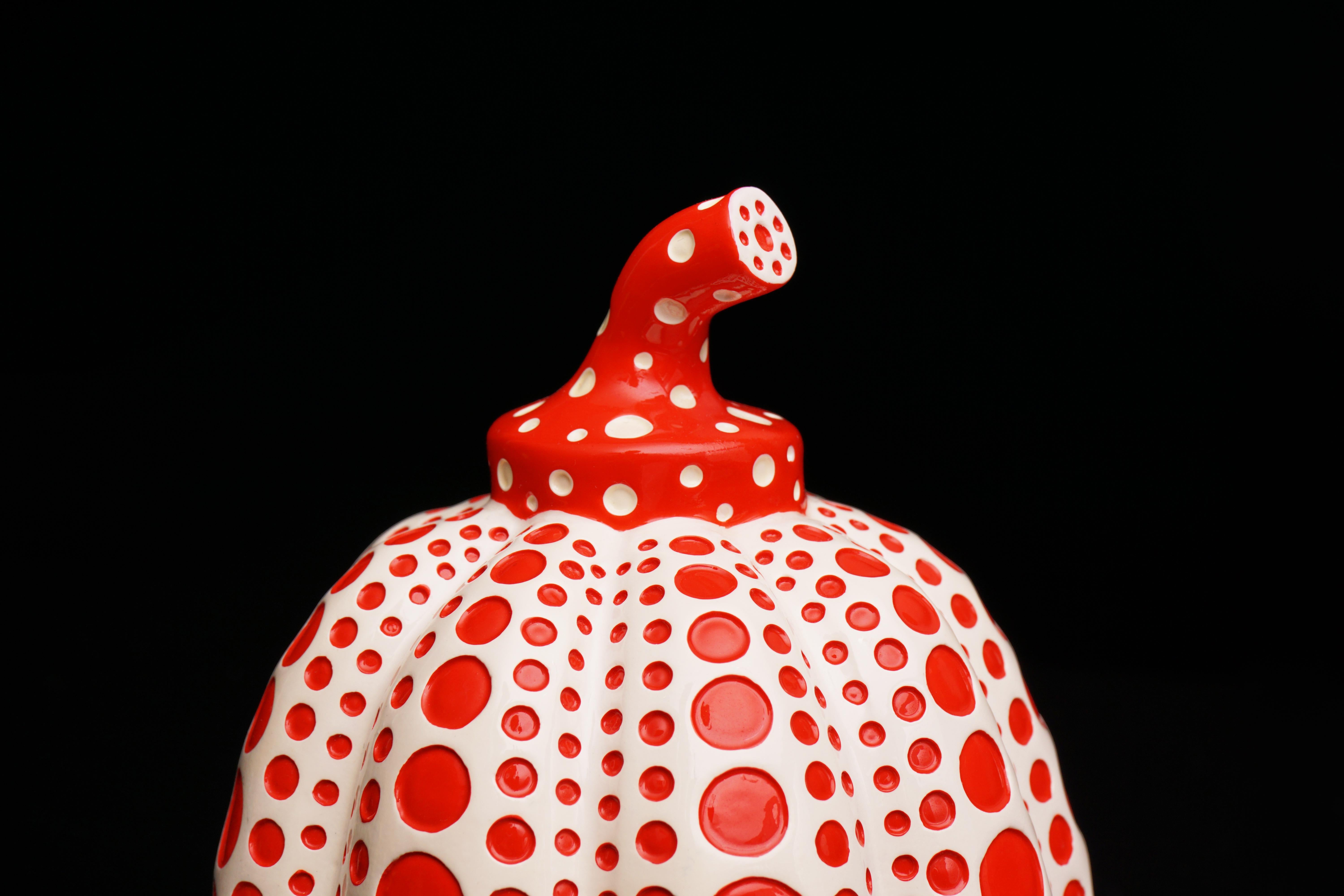 Yayoi Kusama, sculpture Pop Art en résine « Pumpkin » blanche/rouge, 2016 en vente 3