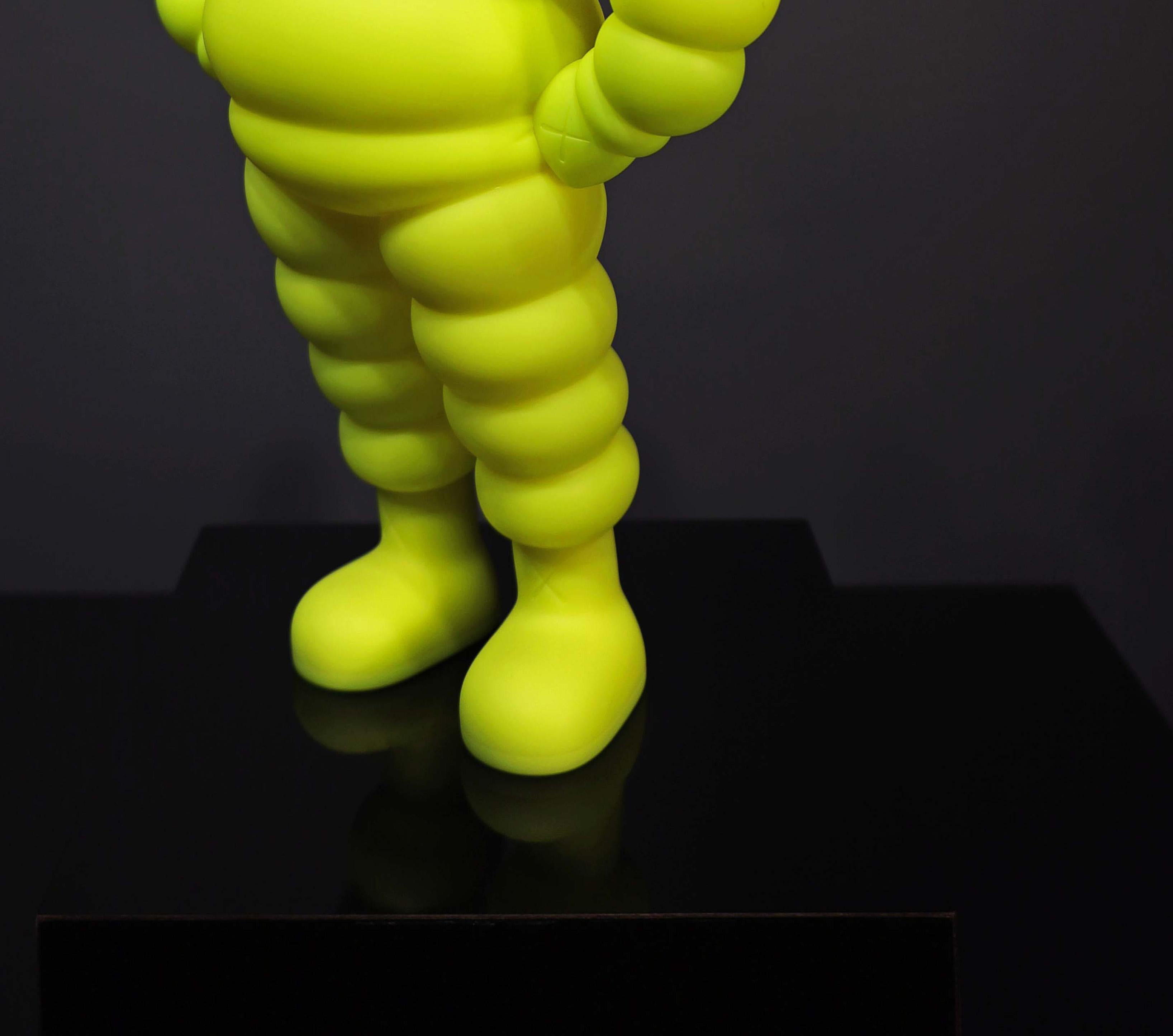 Figure en vinyle jaune «CHUM », 2023 en vente 3
