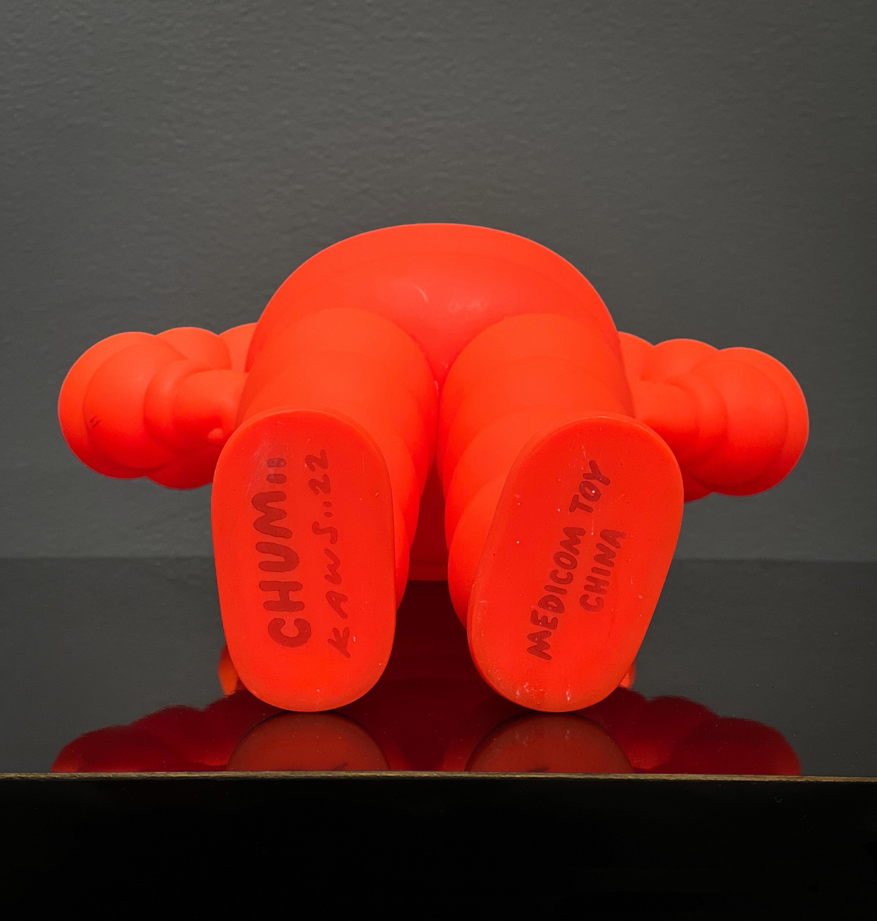 Orangefarbene Vinylfigur „CHUM“, 2023 im Angebot 2