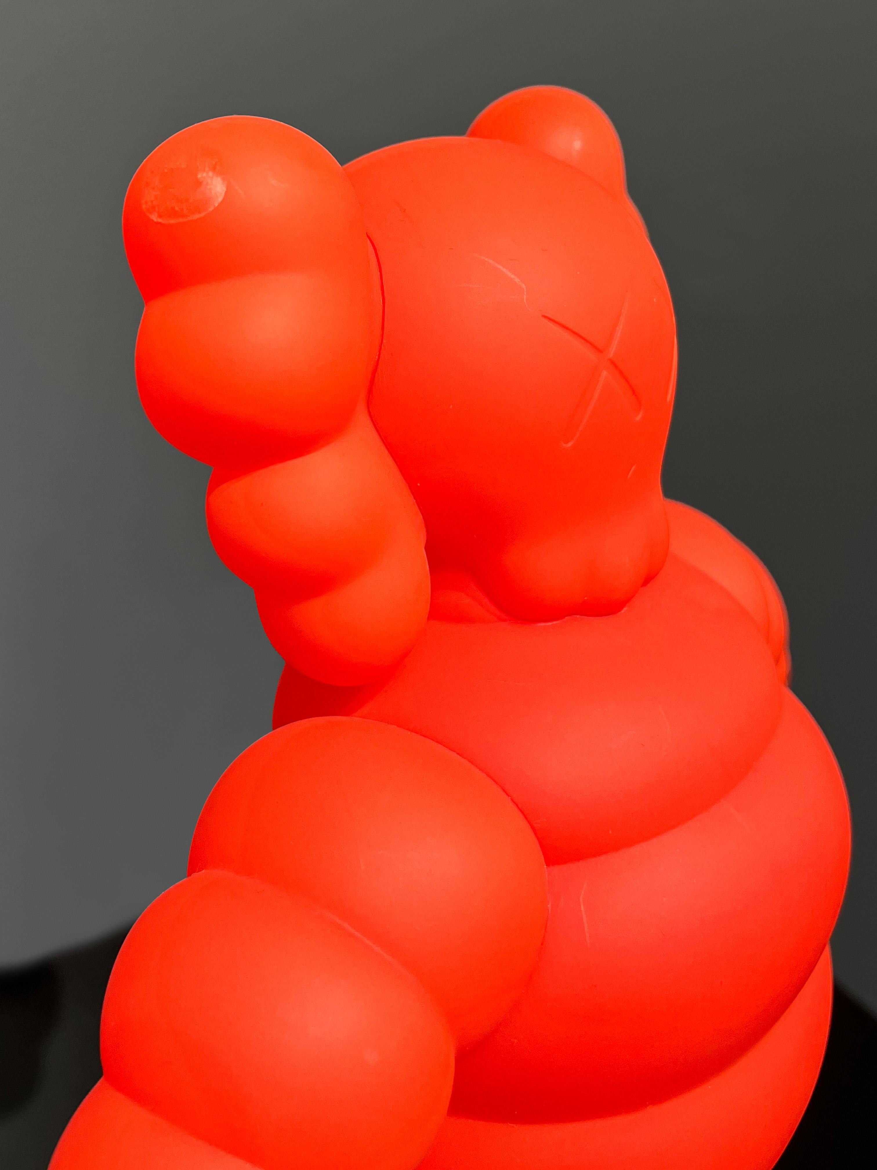 Orangefarbene Vinylfigur „CHUM“, 2023 im Angebot 3