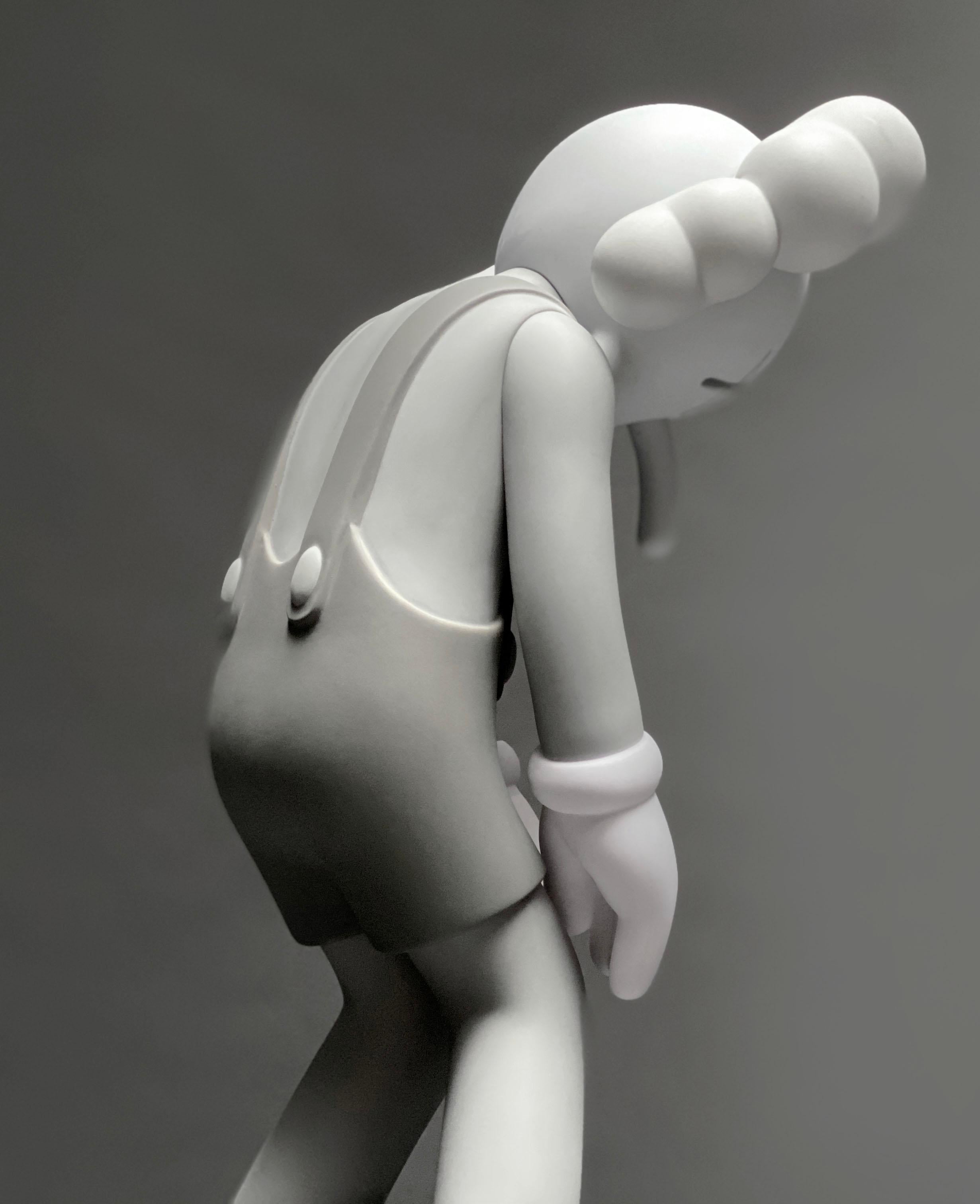 Sculpture en vinyle grise « Small Lie », 2017 - Contemporain Art par KAWS