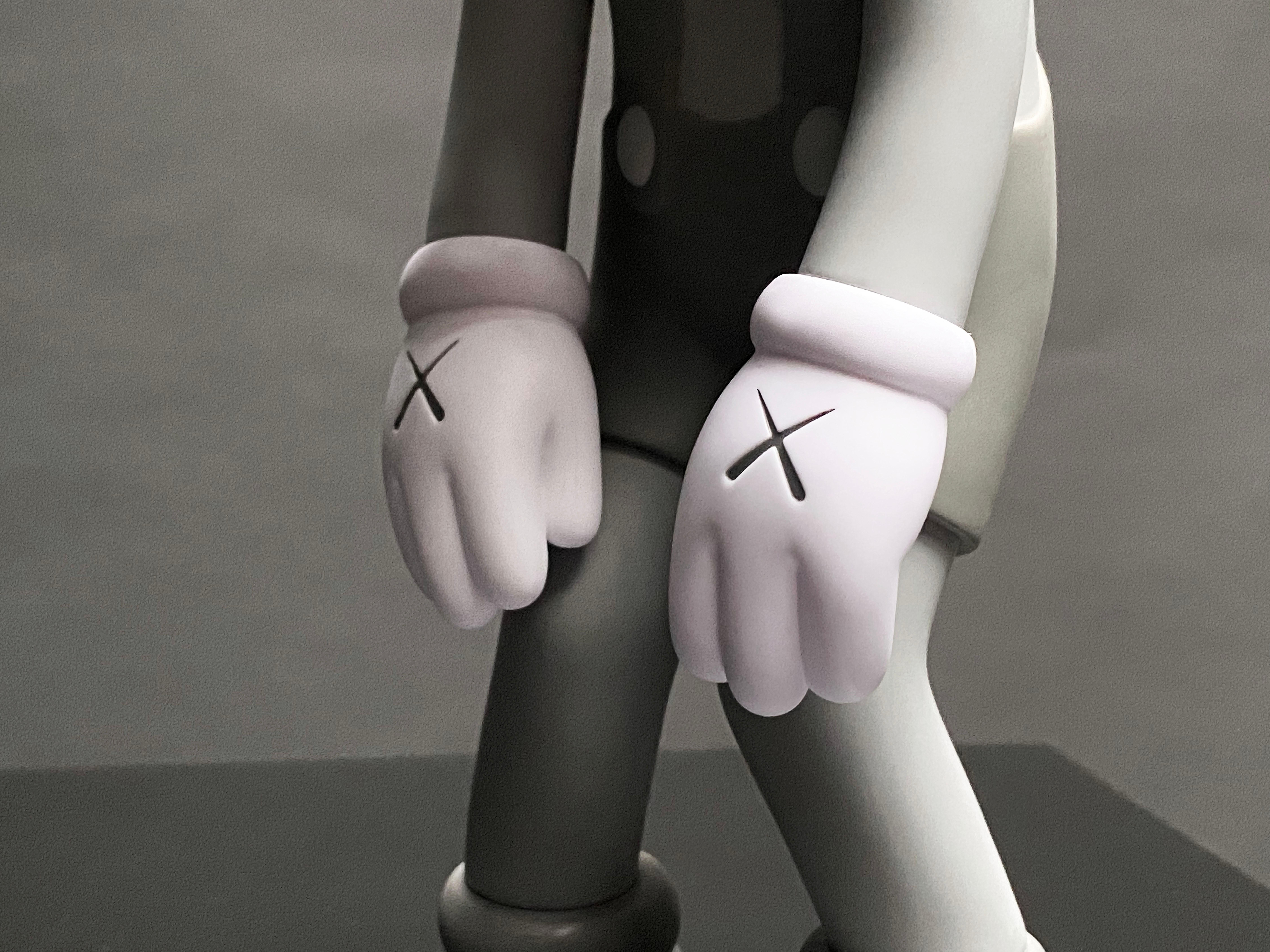 Le jouet d'art vinyle 'Small Lie' en niveaux de gris a été créé en 2017 par KAWS. Parmi les séries 