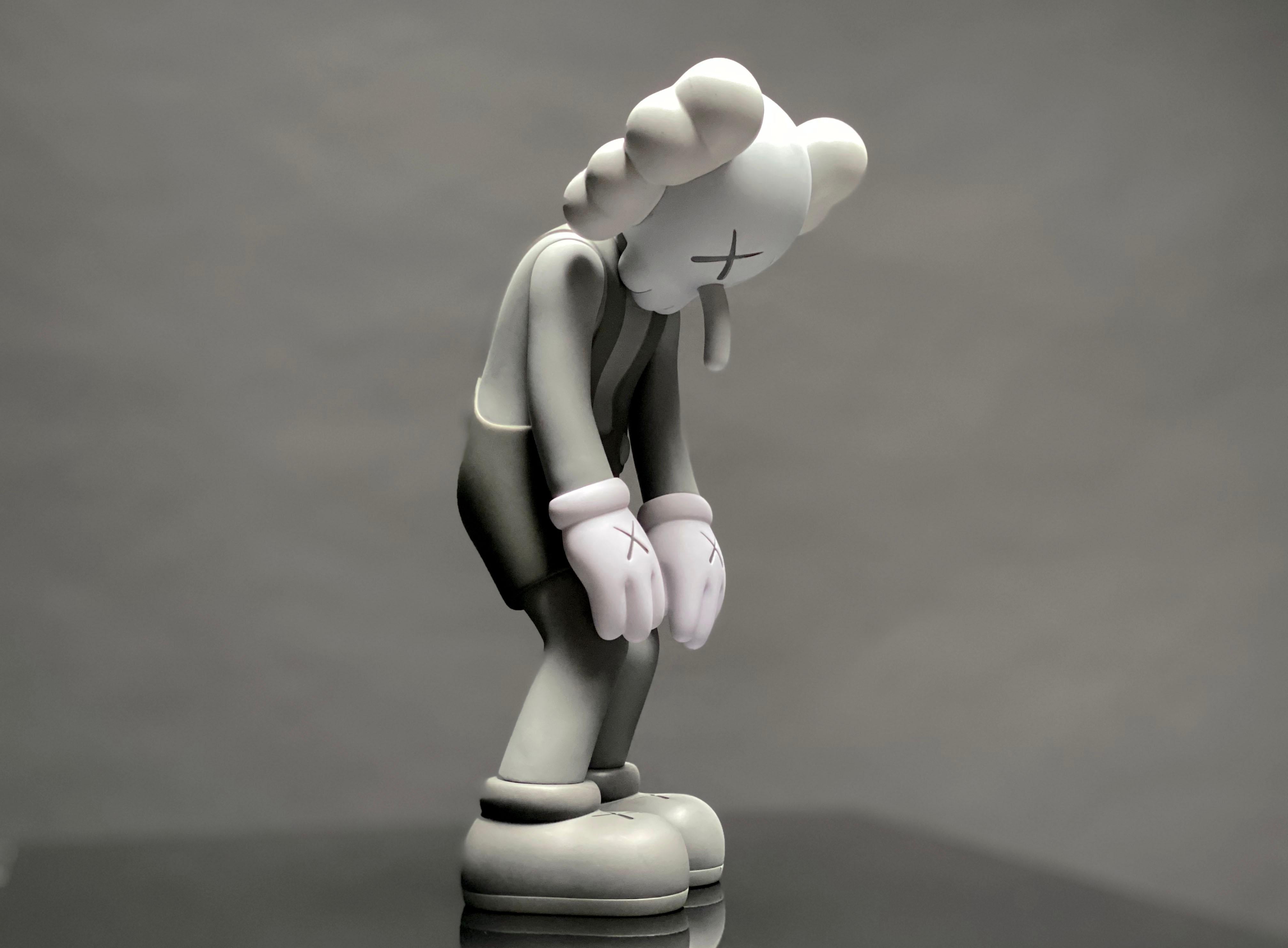 Sculpture en vinyle grise « Small Lie », 2017 en vente 2