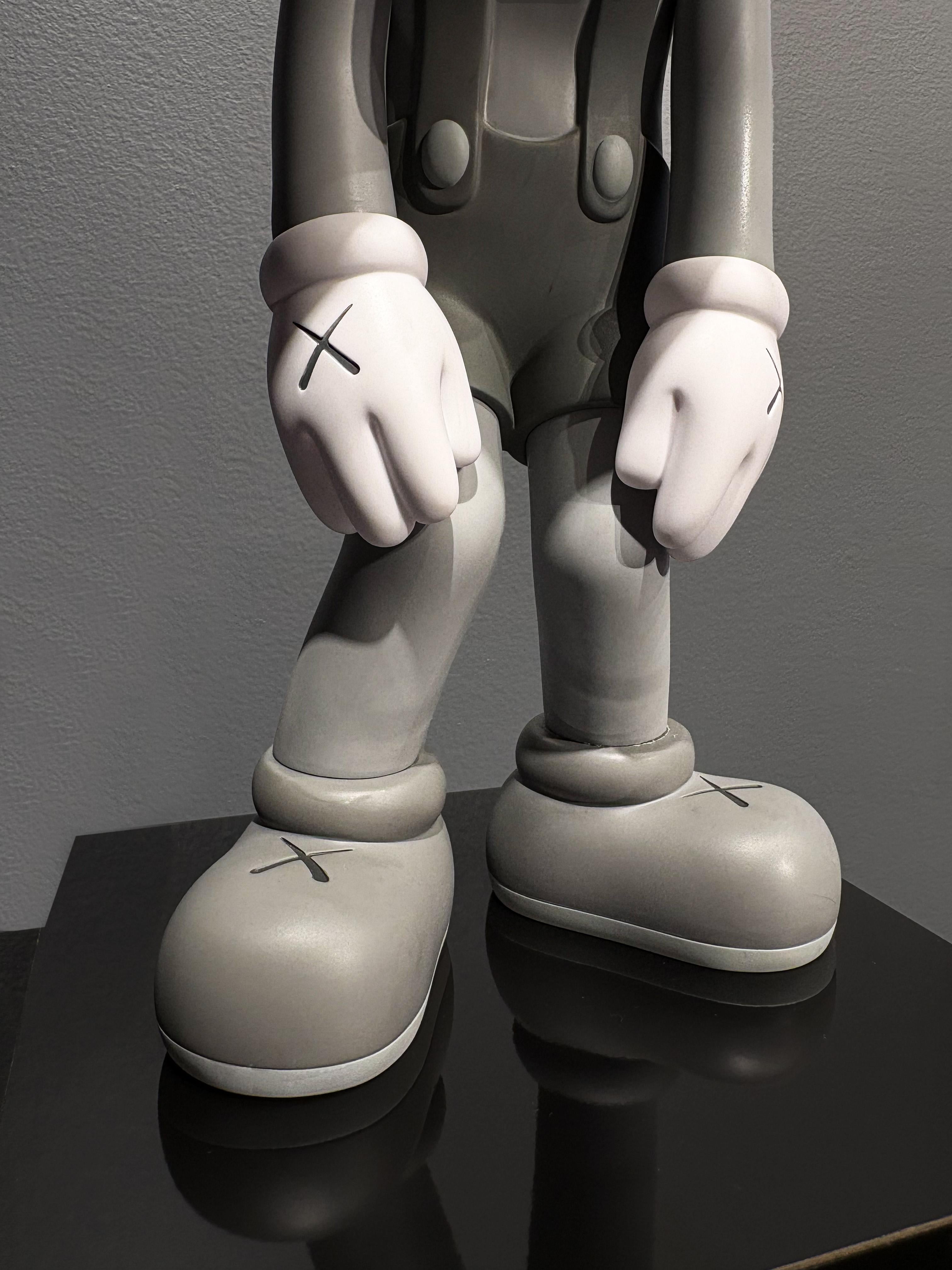 Sculpture en vinyle grise « Small Lie », 2017 en vente 5
